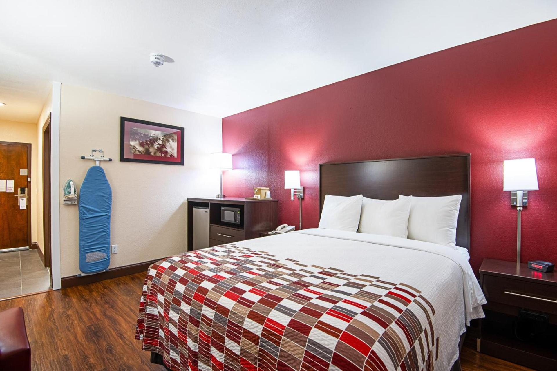 Red Roof Inn Cameron photo 29