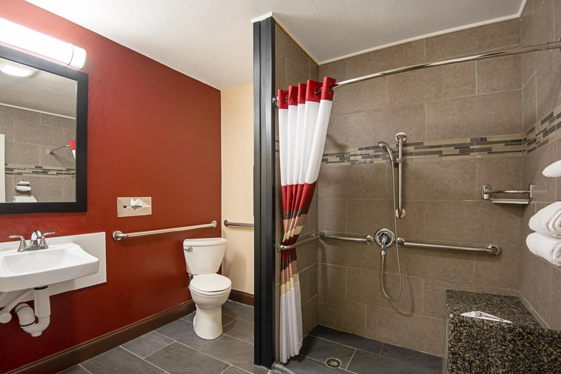 Red Roof Inn Cameron photo 32