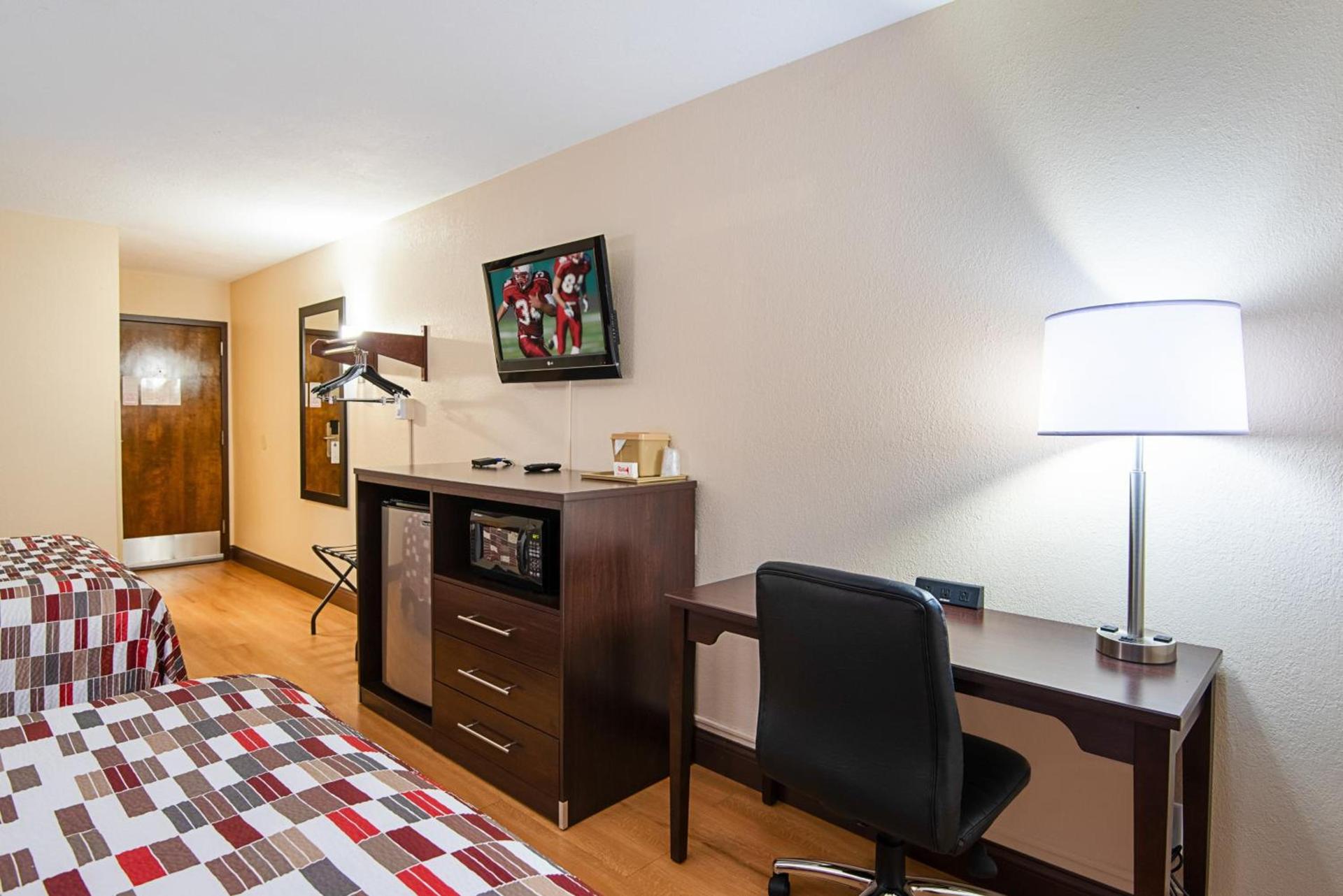 Red Roof Inn Cameron photo 27