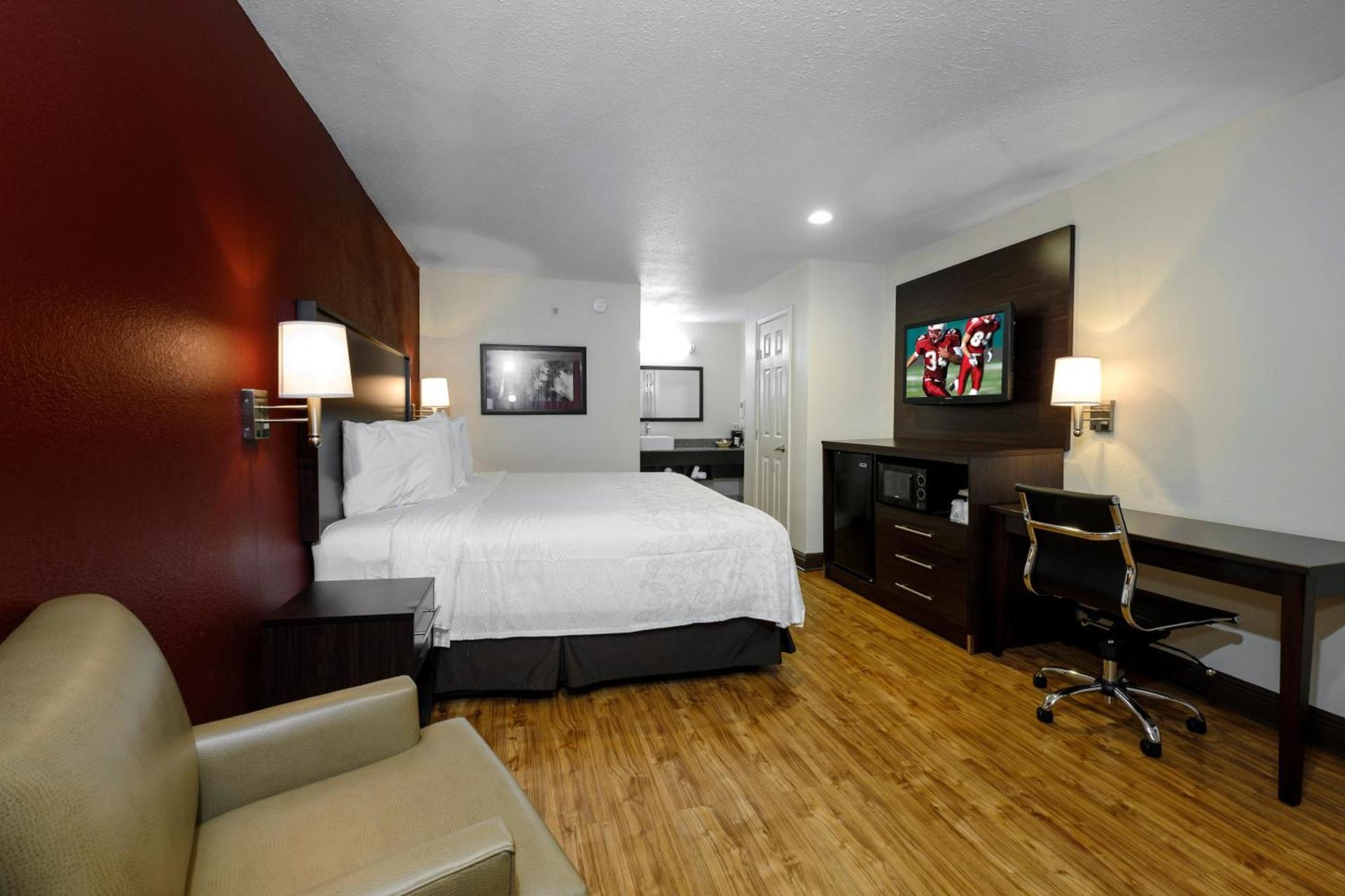 Red Roof Inn PLUS+ Hammond photo 26