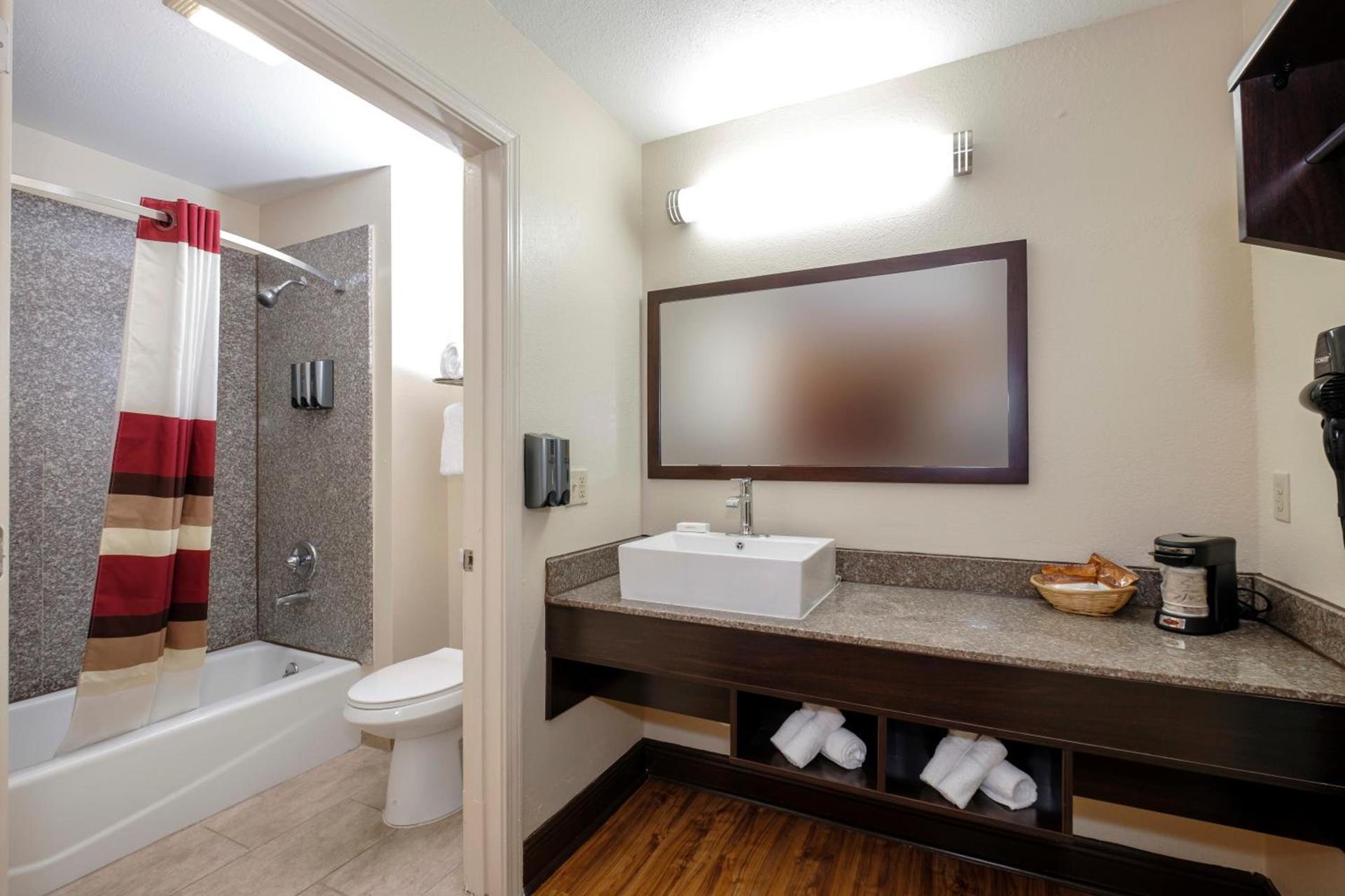 Red Roof Inn PLUS+ Hammond photo 40
