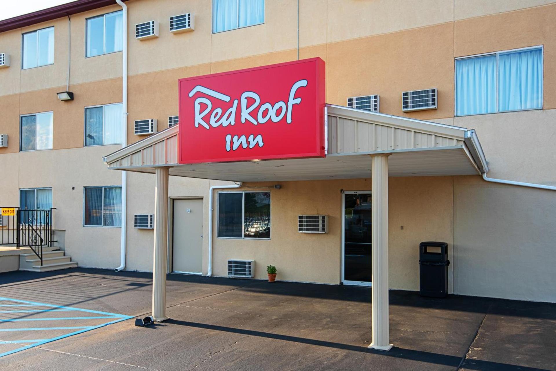 Red Roof Inn Cameron photo 2