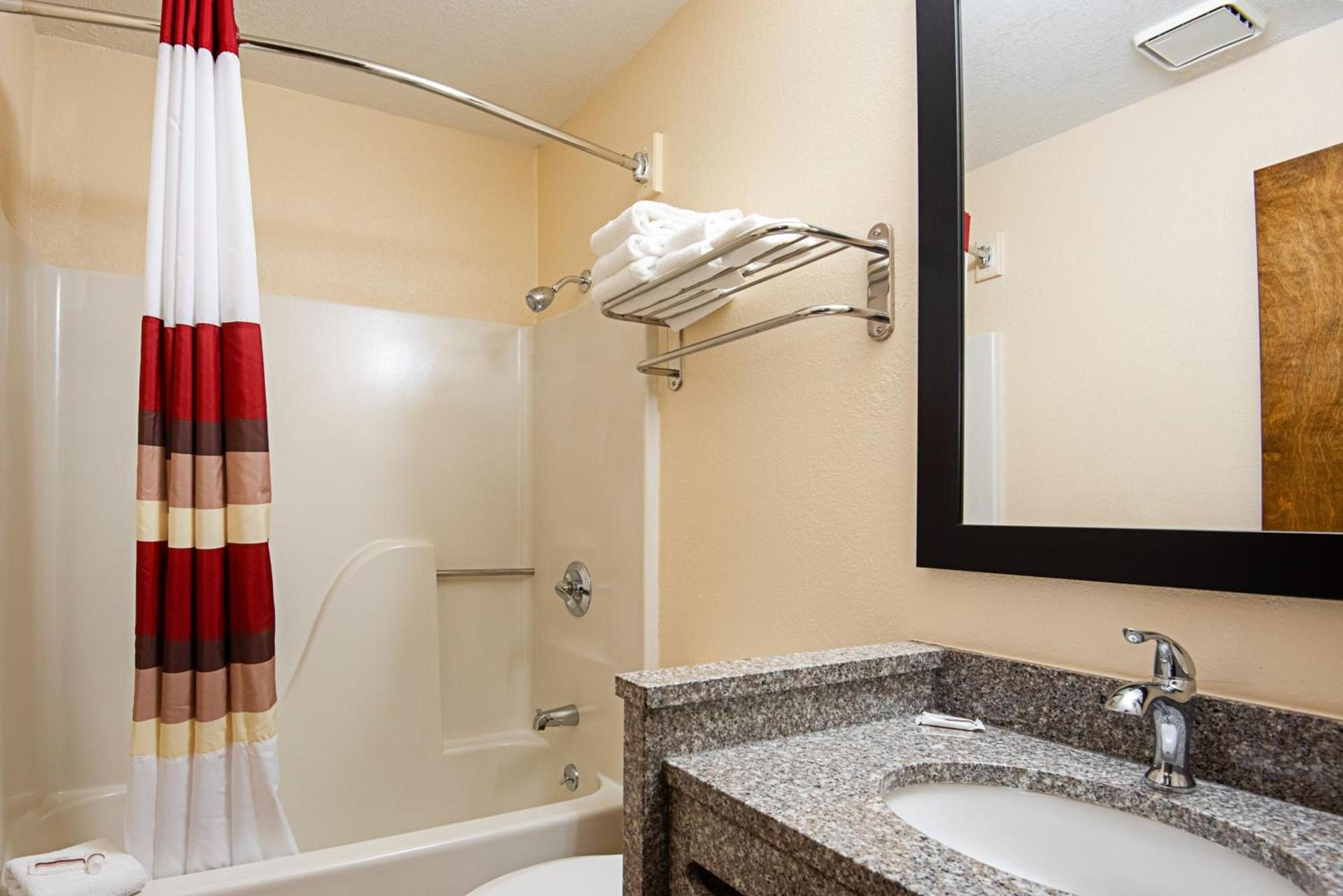 Red Roof Inn Cameron photo 28