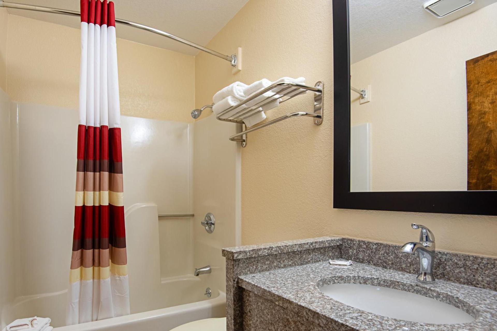 Red Roof Inn Cameron photo 20