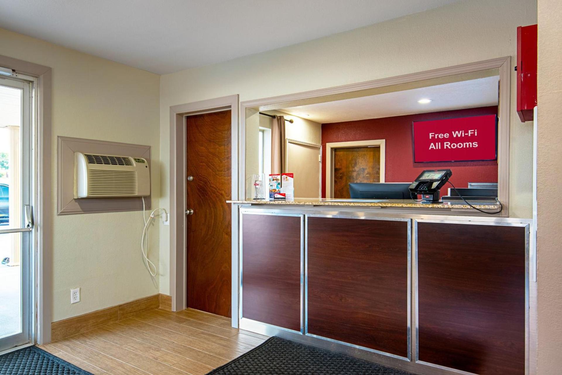 Red Roof Inn Cameron photo 7