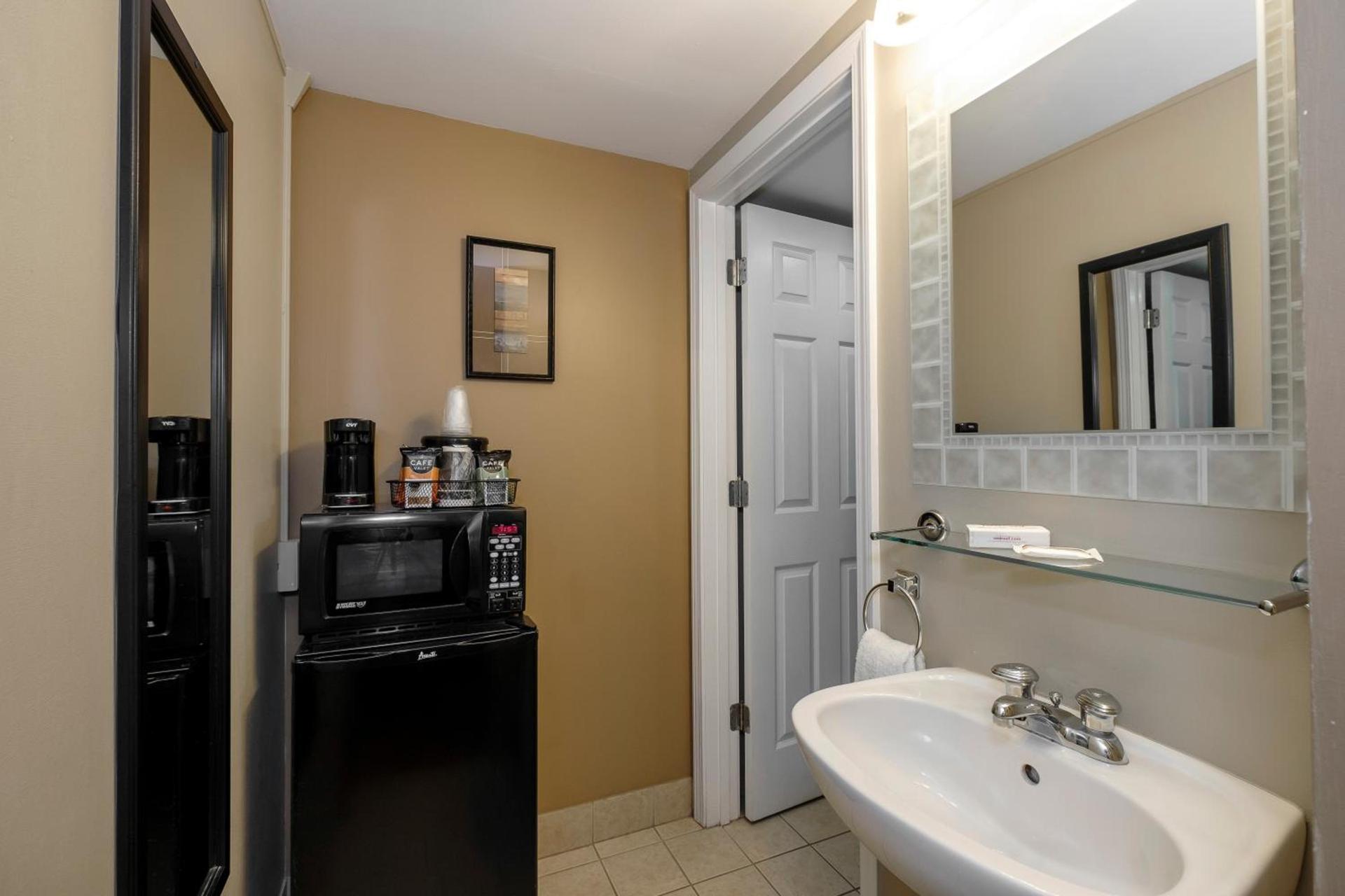 Red Roof Inn and Suites Herkimer photo 47