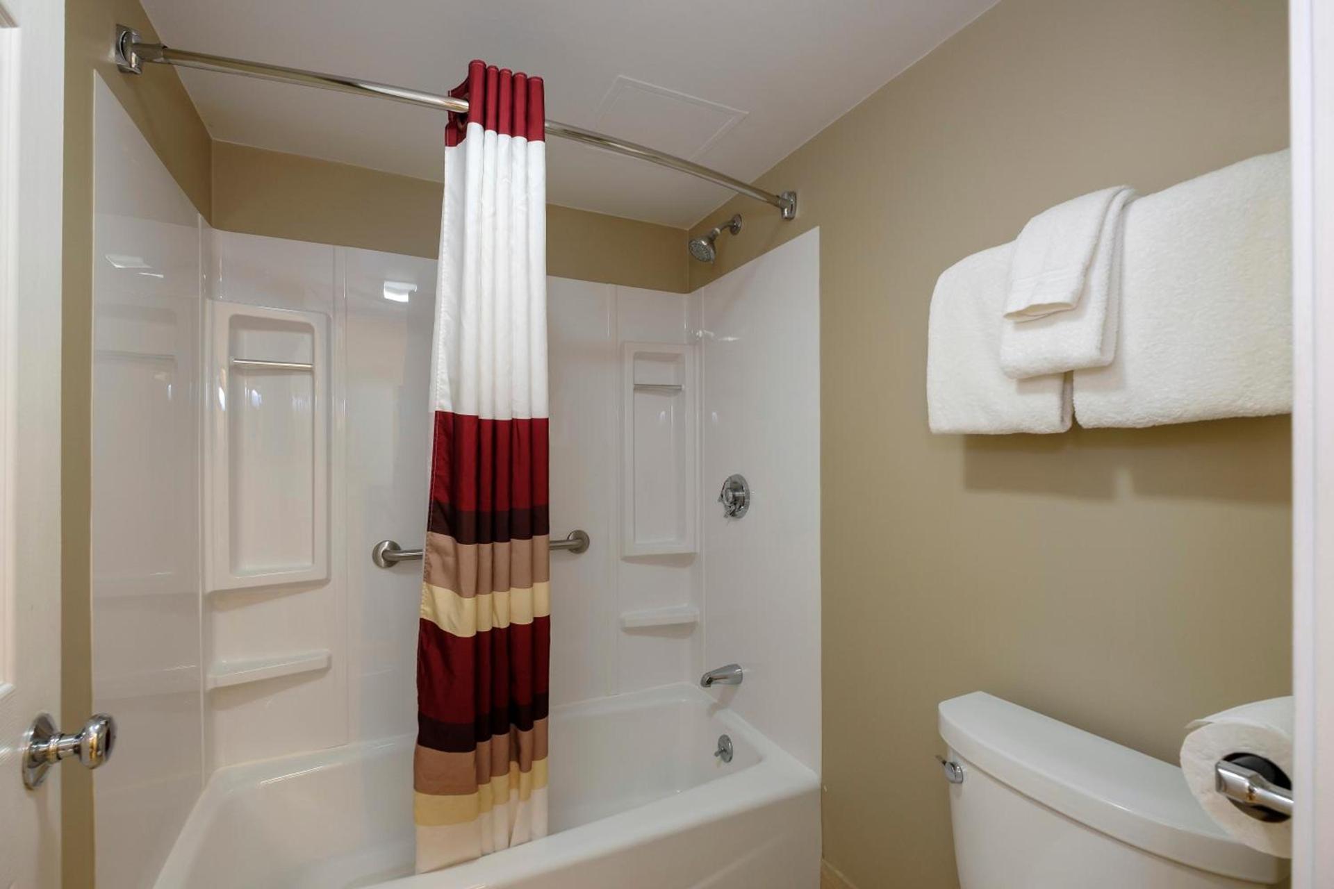 Red Roof Inn and Suites Herkimer photo 48