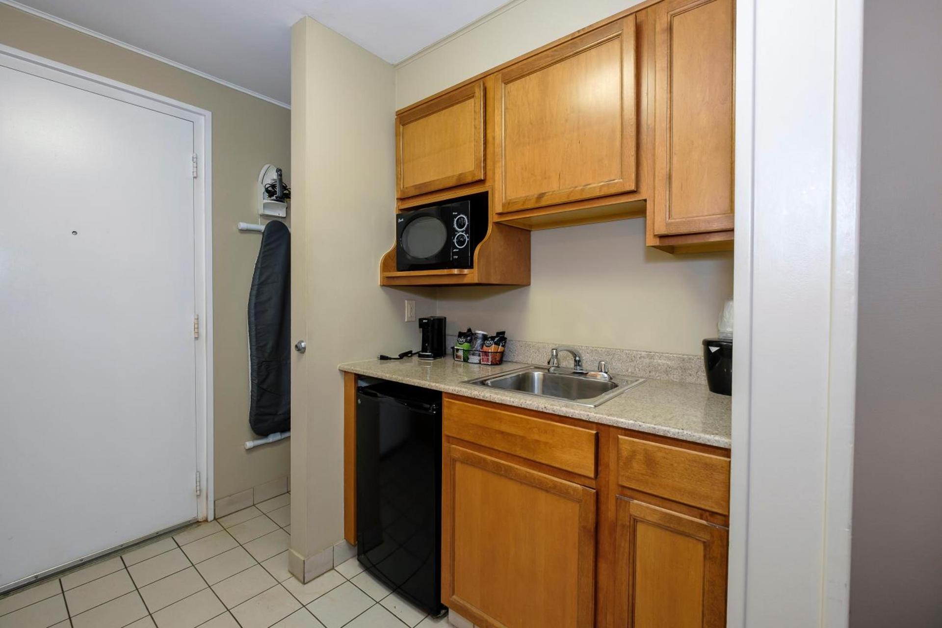 Red Roof Inn and Suites Herkimer photo 39