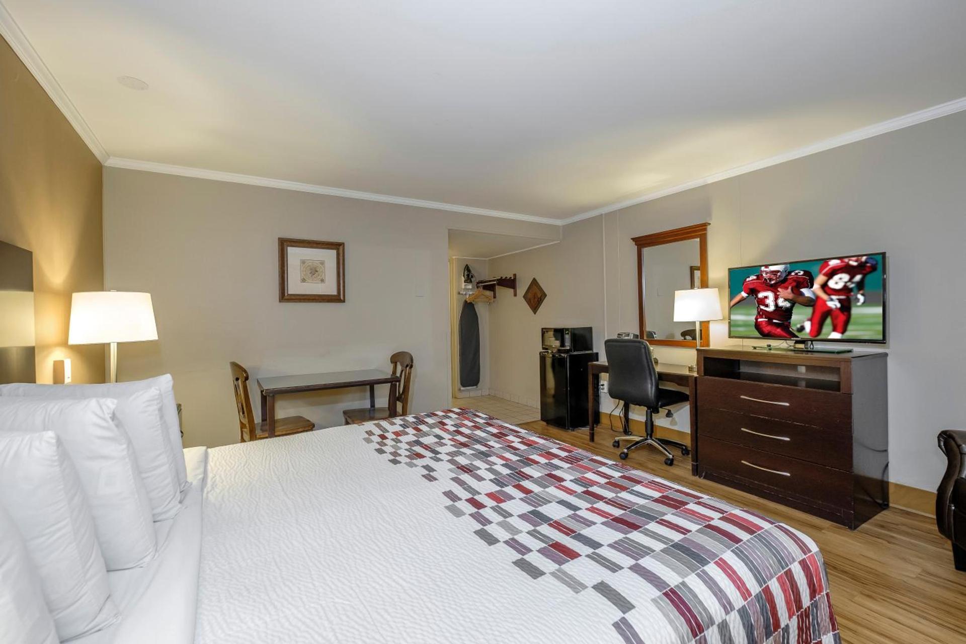 Red Roof Inn and Suites Herkimer photo 22
