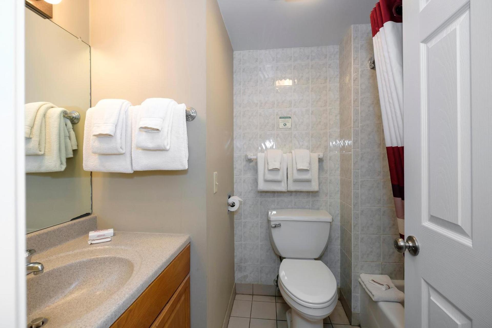 Red Roof Inn and Suites Herkimer photo 50