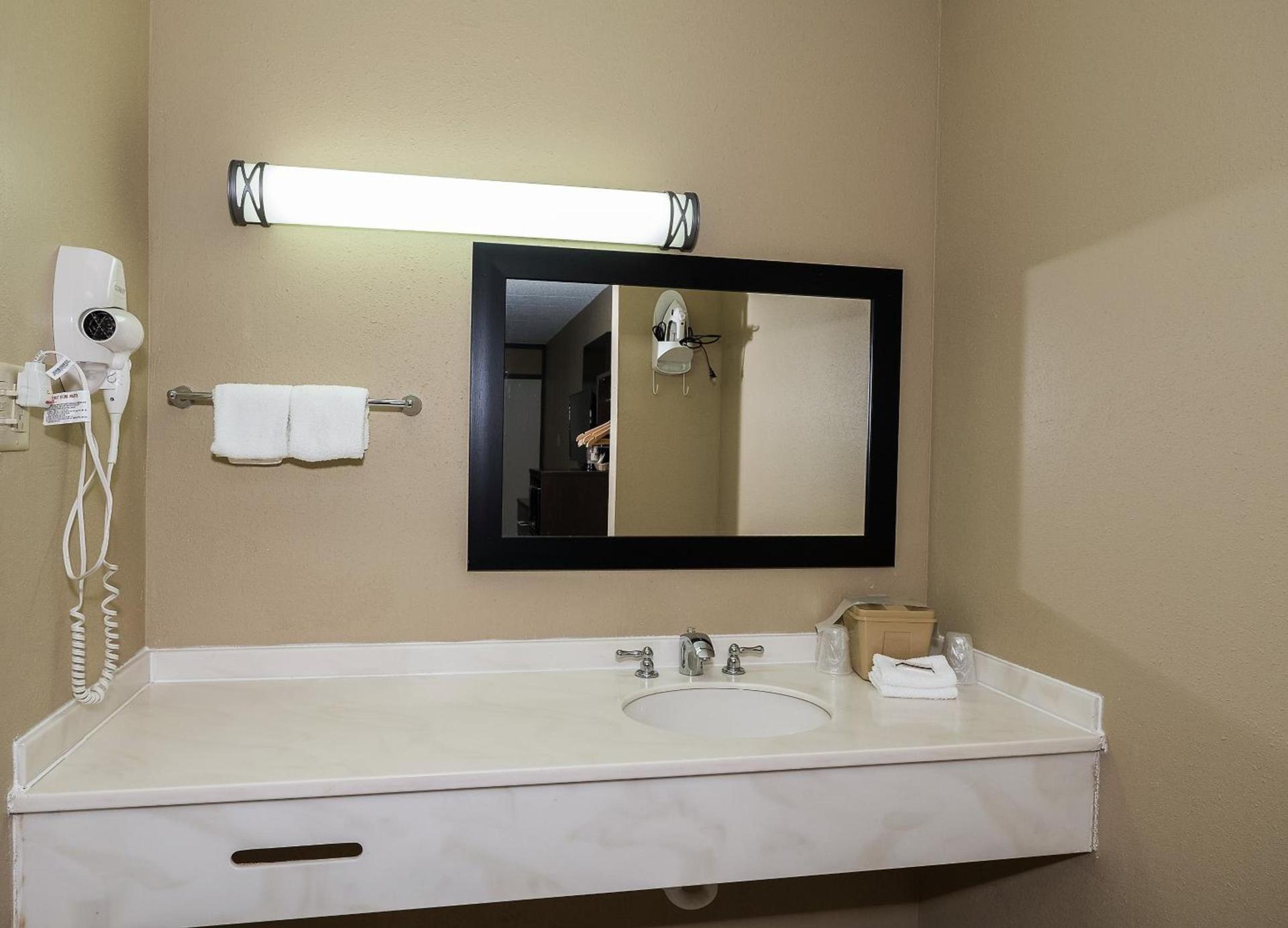 Red Roof Inn Clearfield photo 16