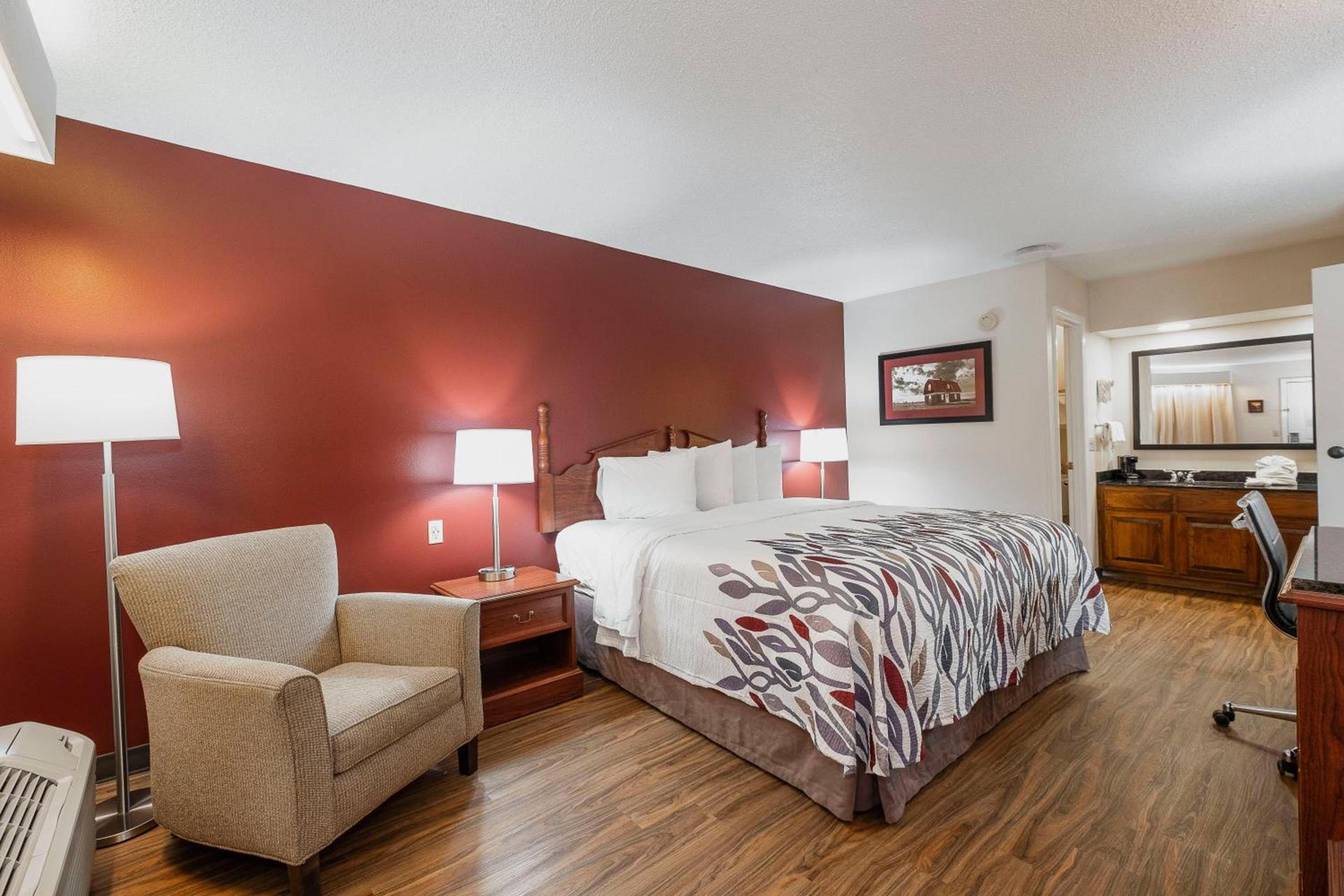 Red Roof Inn & Suites Calhoun photo 17