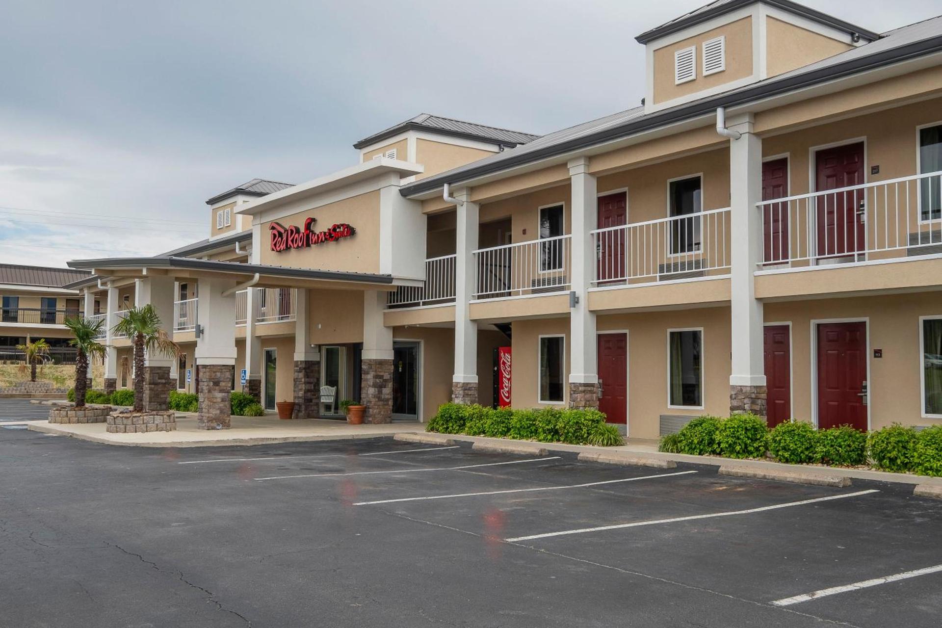 Red Roof Inn & Suites Calhoun photo 2
