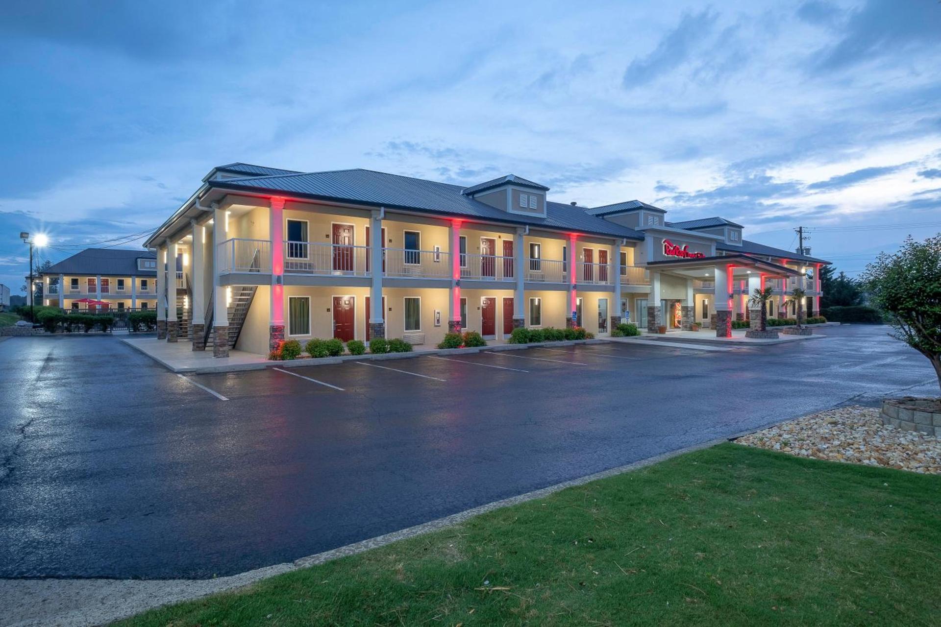 Red Roof Inn & Suites Calhoun photo 3