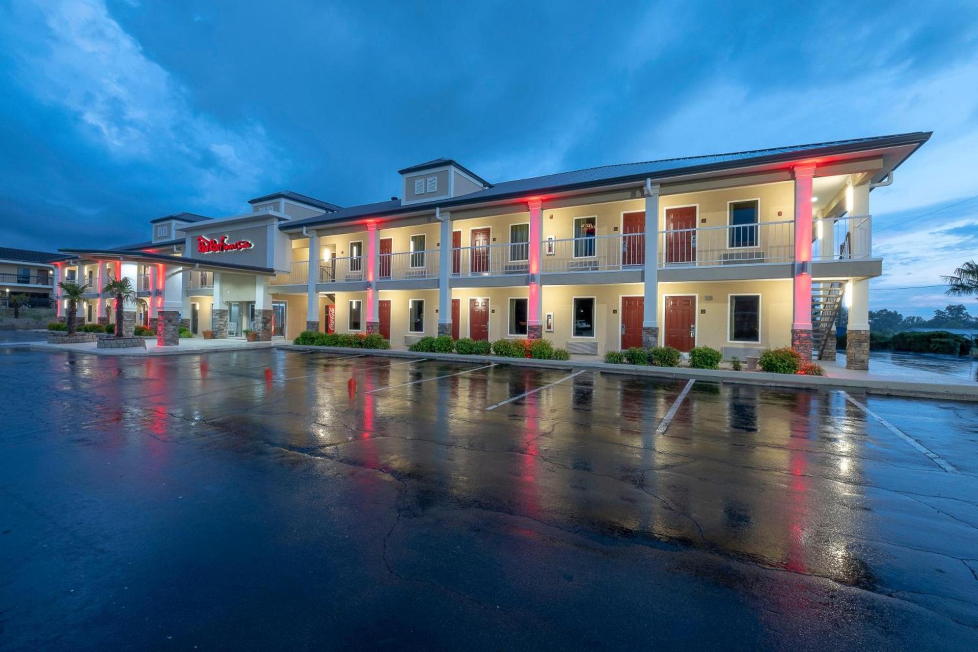 Red Roof Inn & Suites Calhoun photo 5