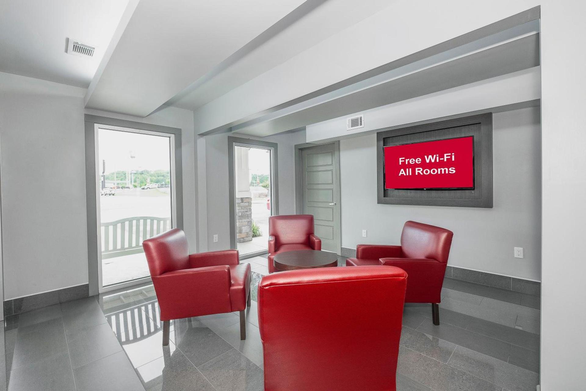 Red Roof Inn & Suites Calhoun photo 10