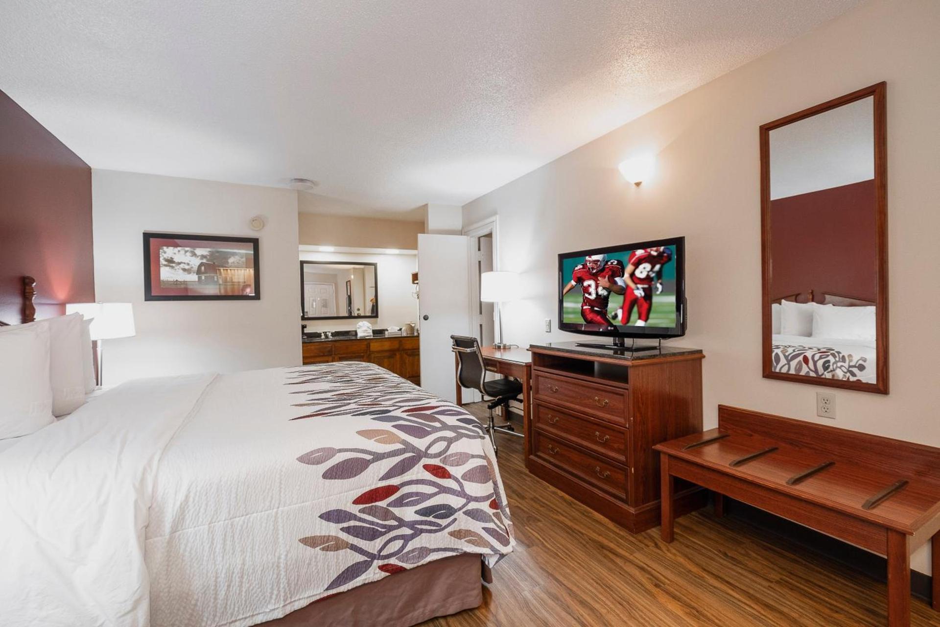 Red Roof Inn & Suites Calhoun photo 22