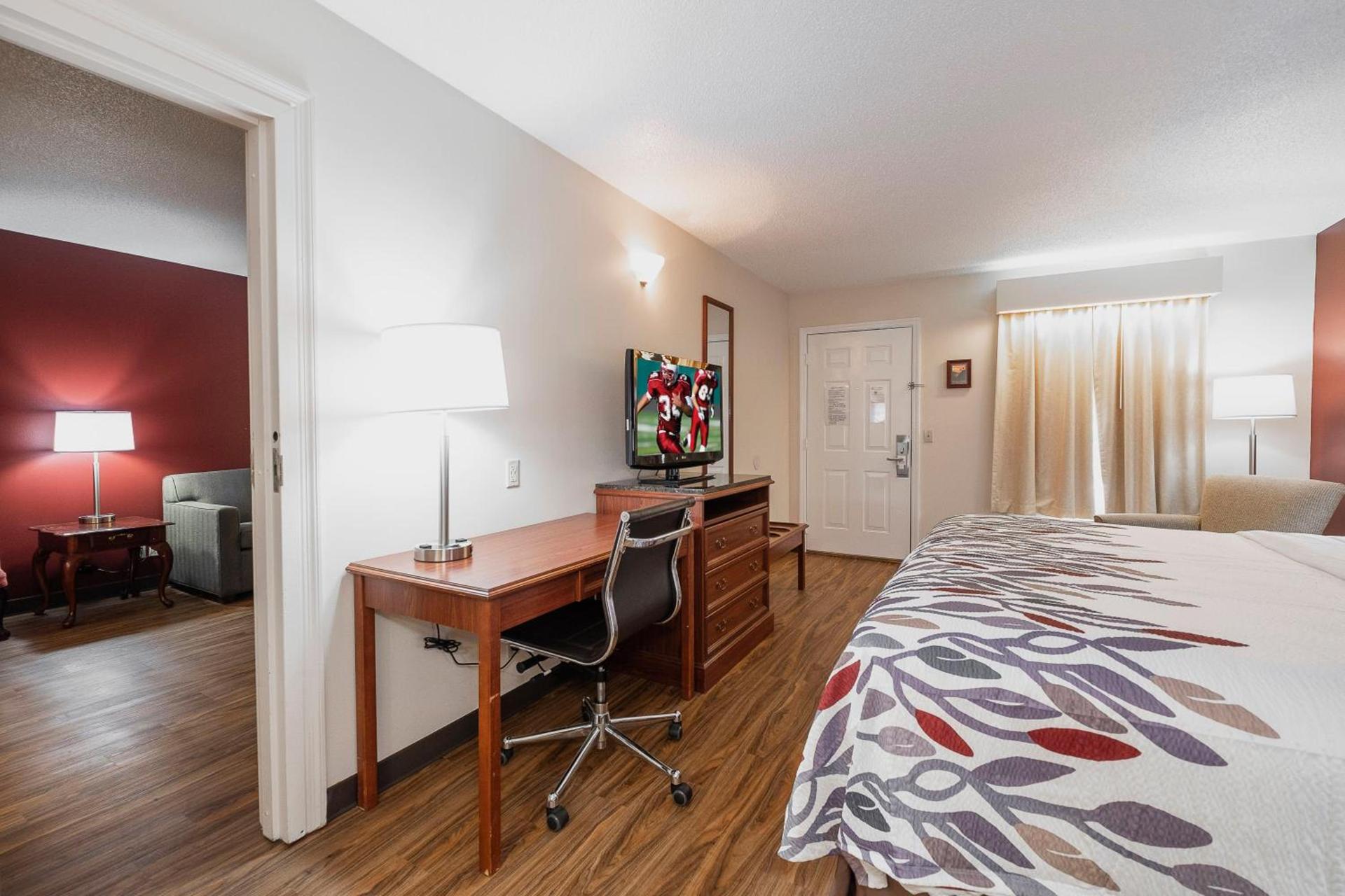 Red Roof Inn & Suites Calhoun photo 23
