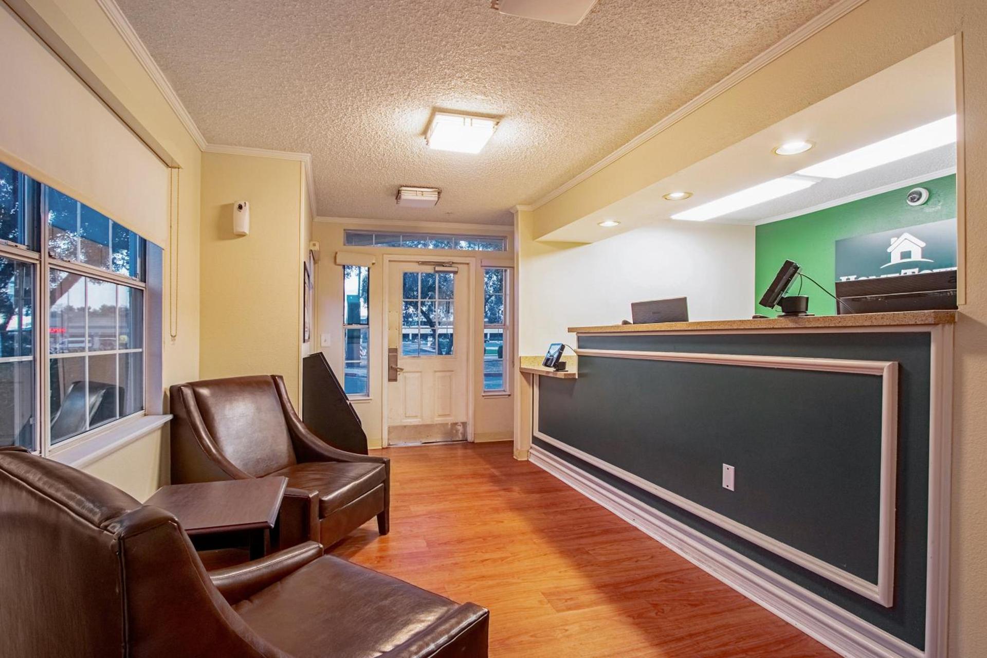 HomeTowne Studios by Red Roof Phoenix - Dunlap Ave photo 7