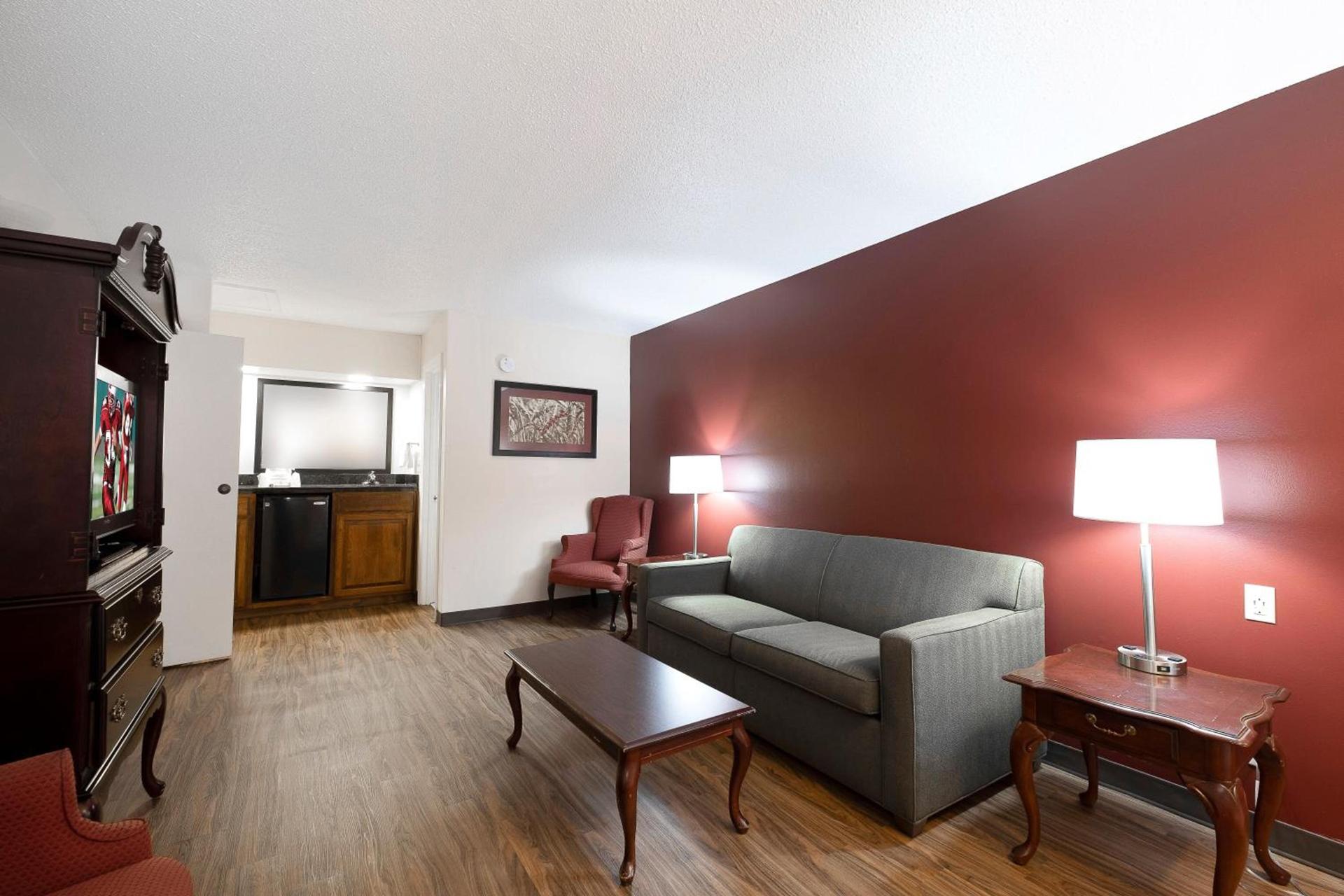 Red Roof Inn & Suites Calhoun photo 24