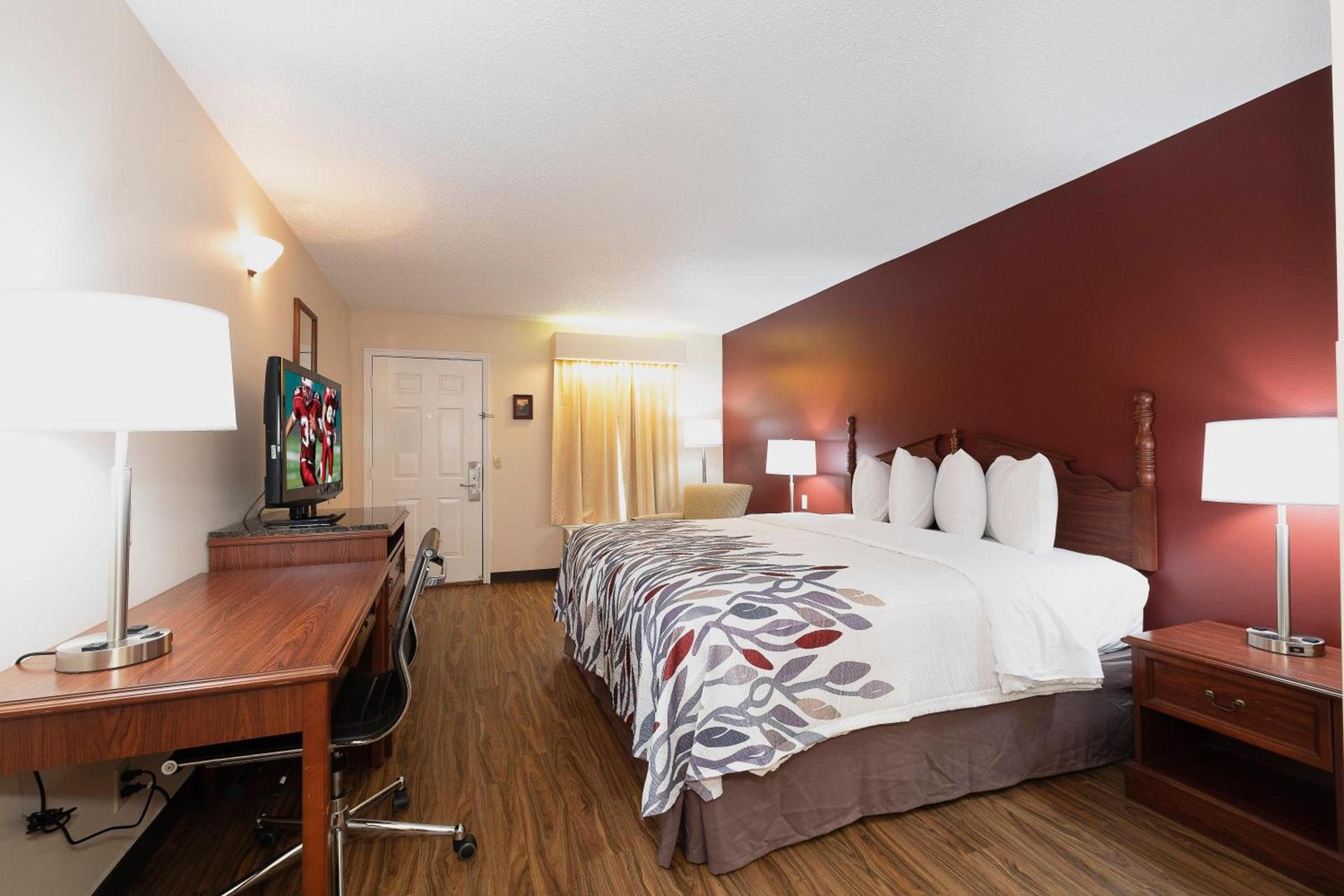 Red Roof Inn & Suites Calhoun photo 19