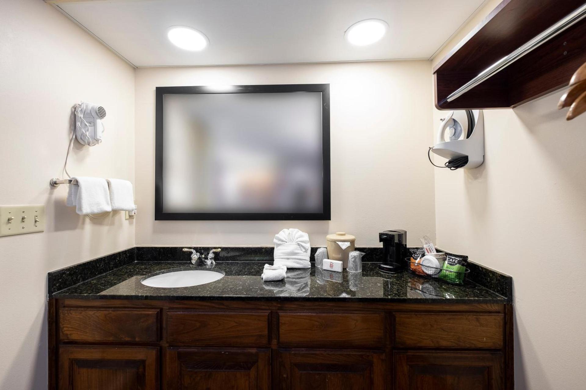 Red Roof Inn & Suites Calhoun photo 36