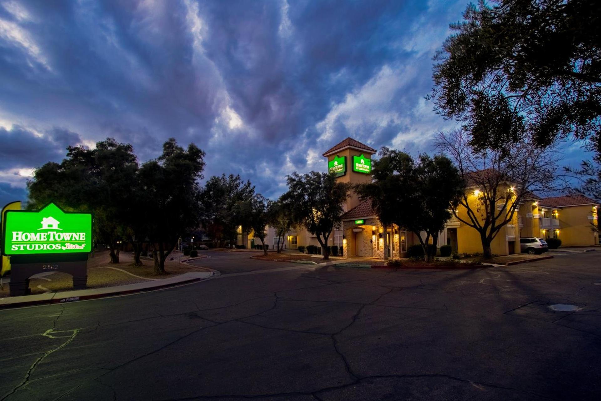 HomeTowne Studios by Red Roof Phoenix - Dunlap Ave photo 3