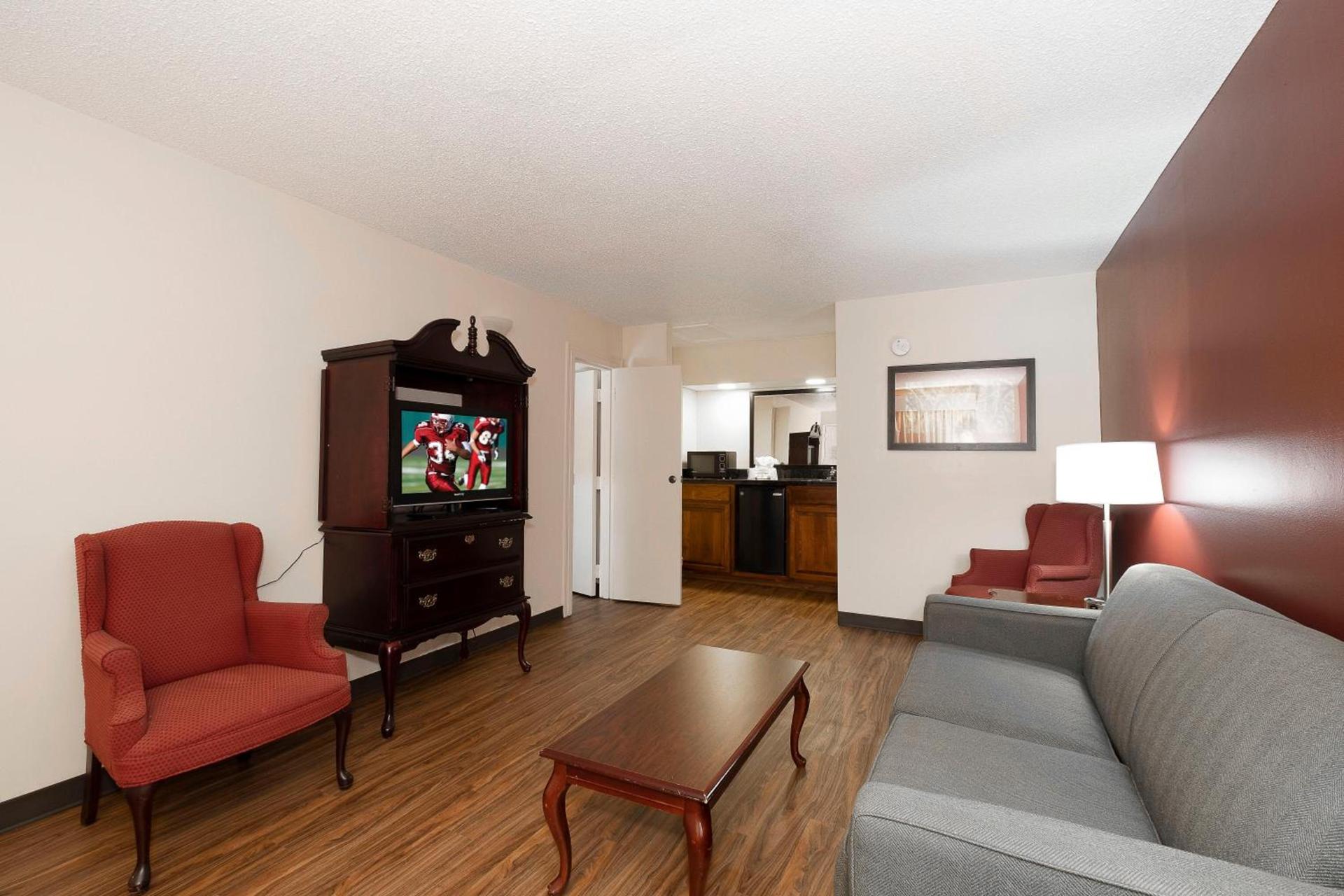 Red Roof Inn & Suites Calhoun photo 25