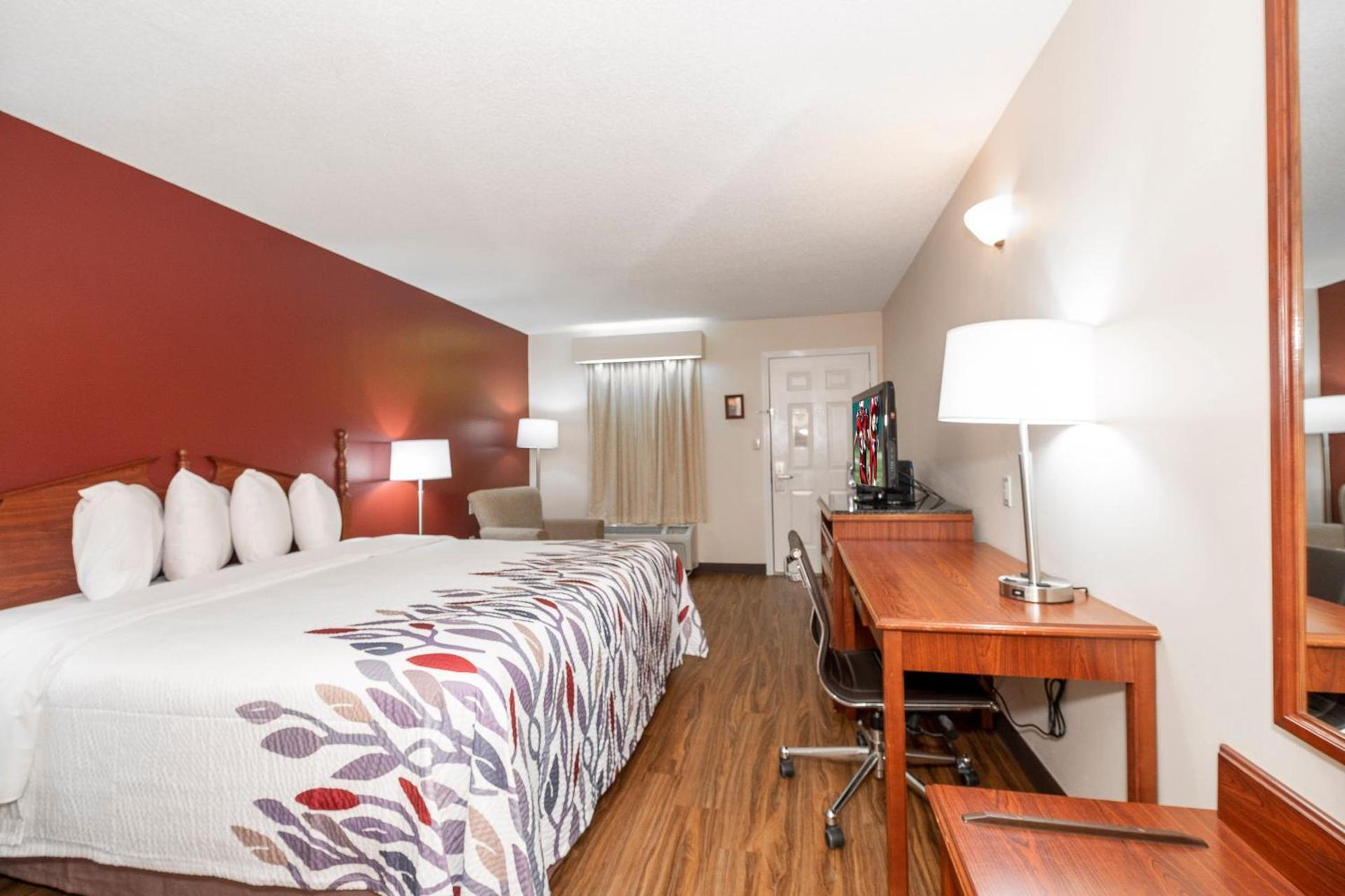Red Roof Inn & Suites Calhoun photo 16