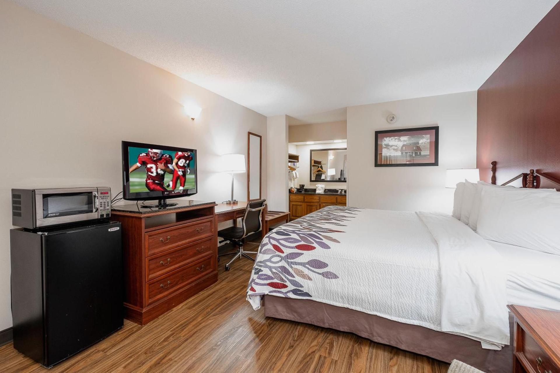 Red Roof Inn & Suites Calhoun photo 15