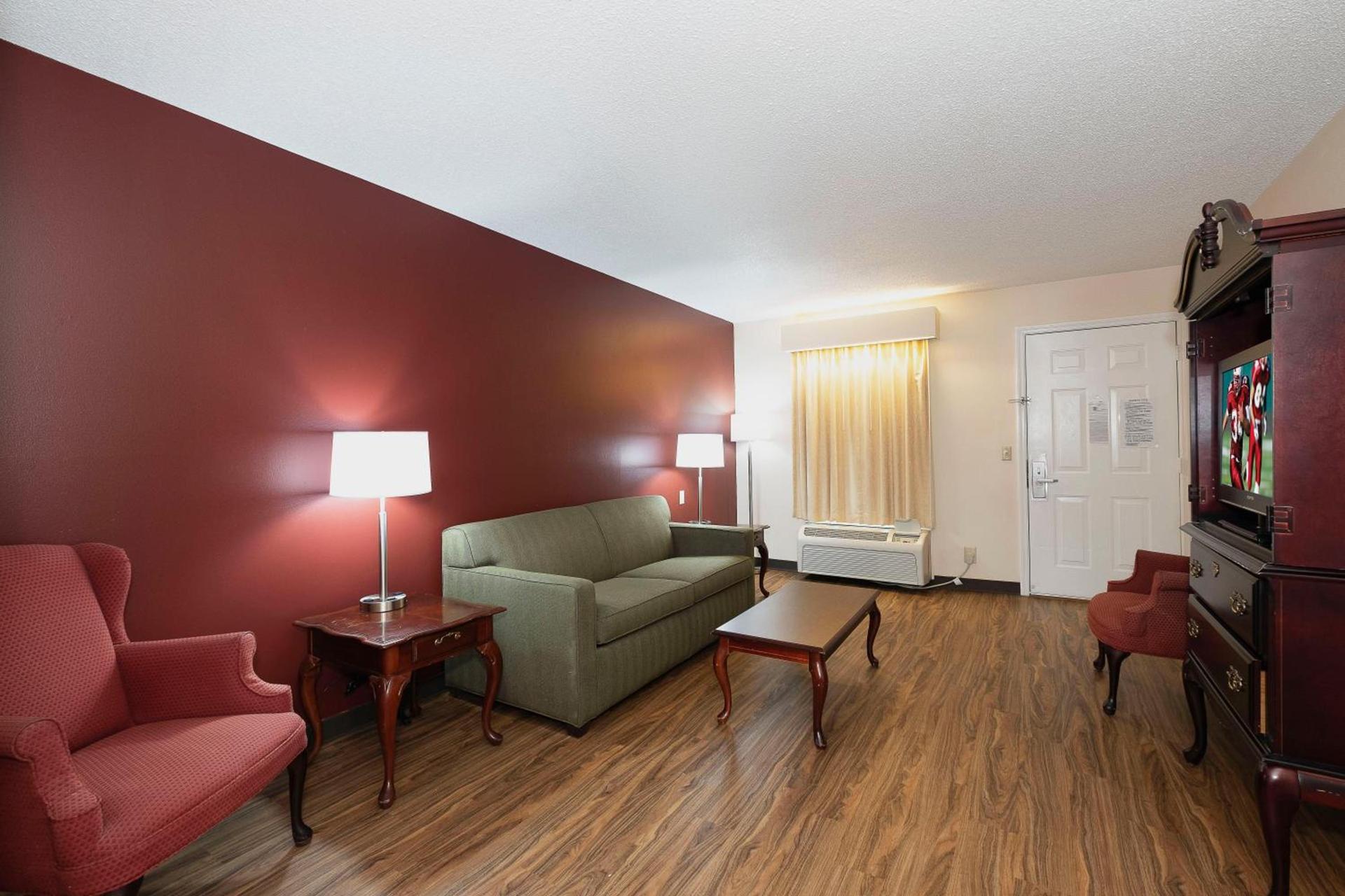 Red Roof Inn & Suites Calhoun photo 26