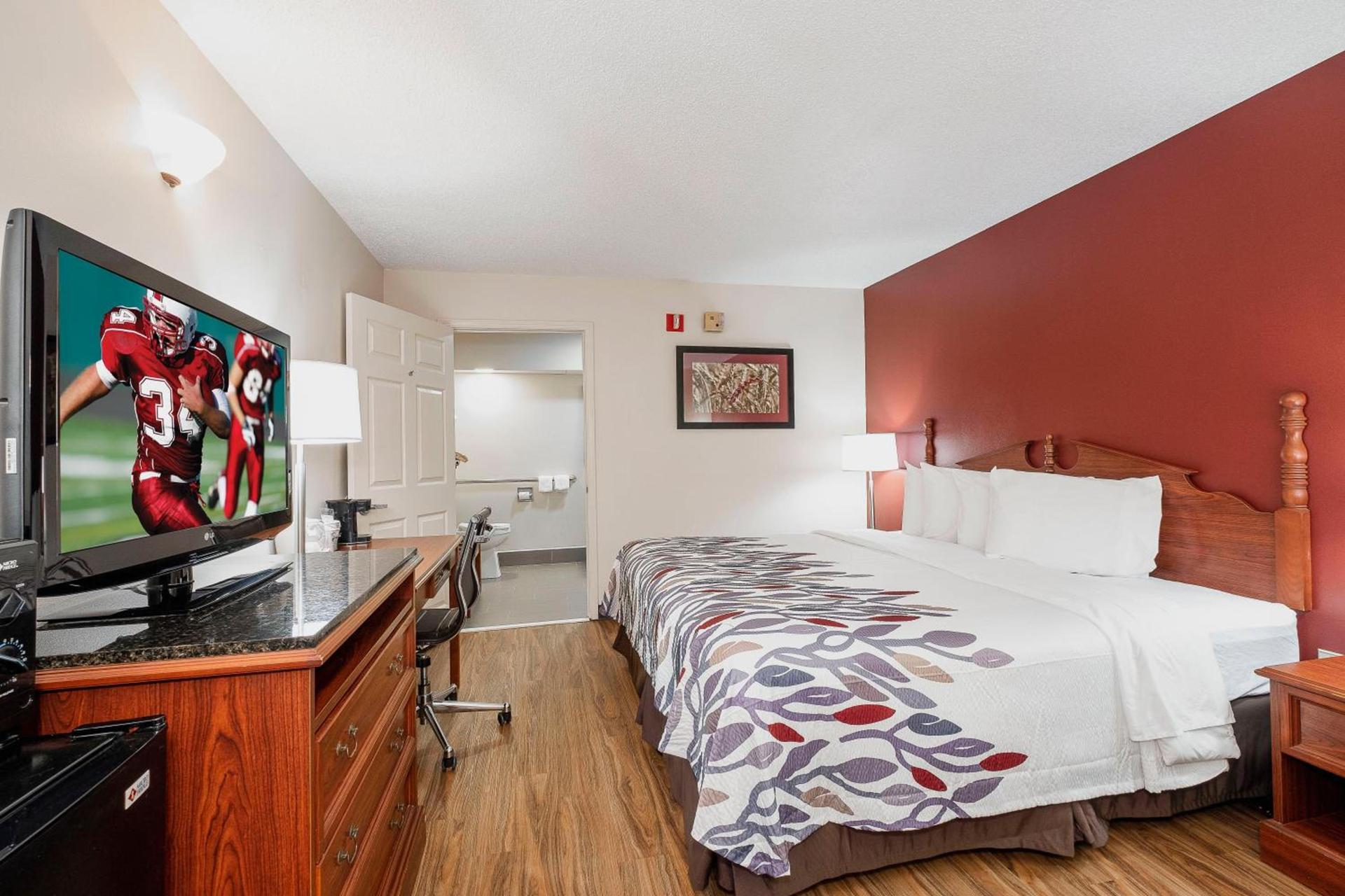 Red Roof Inn & Suites Calhoun photo 28