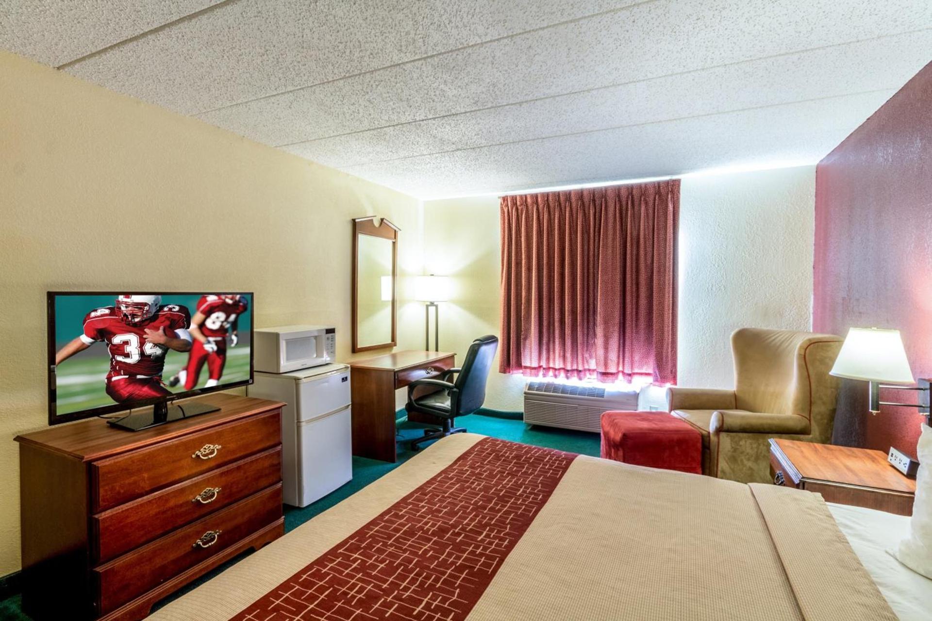Red Roof Inn Morehead photo 23
