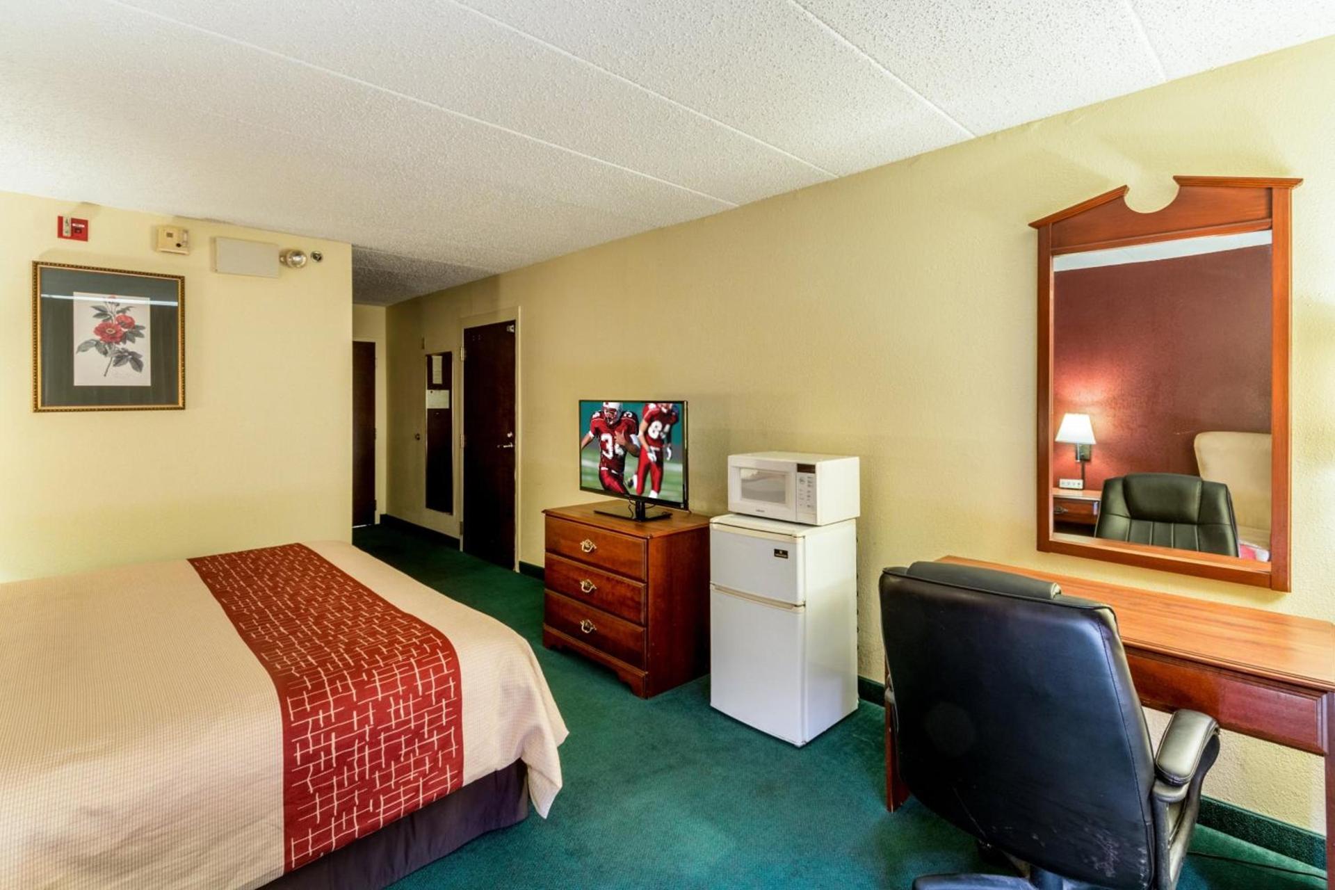 Red Roof Inn Morehead photo 24