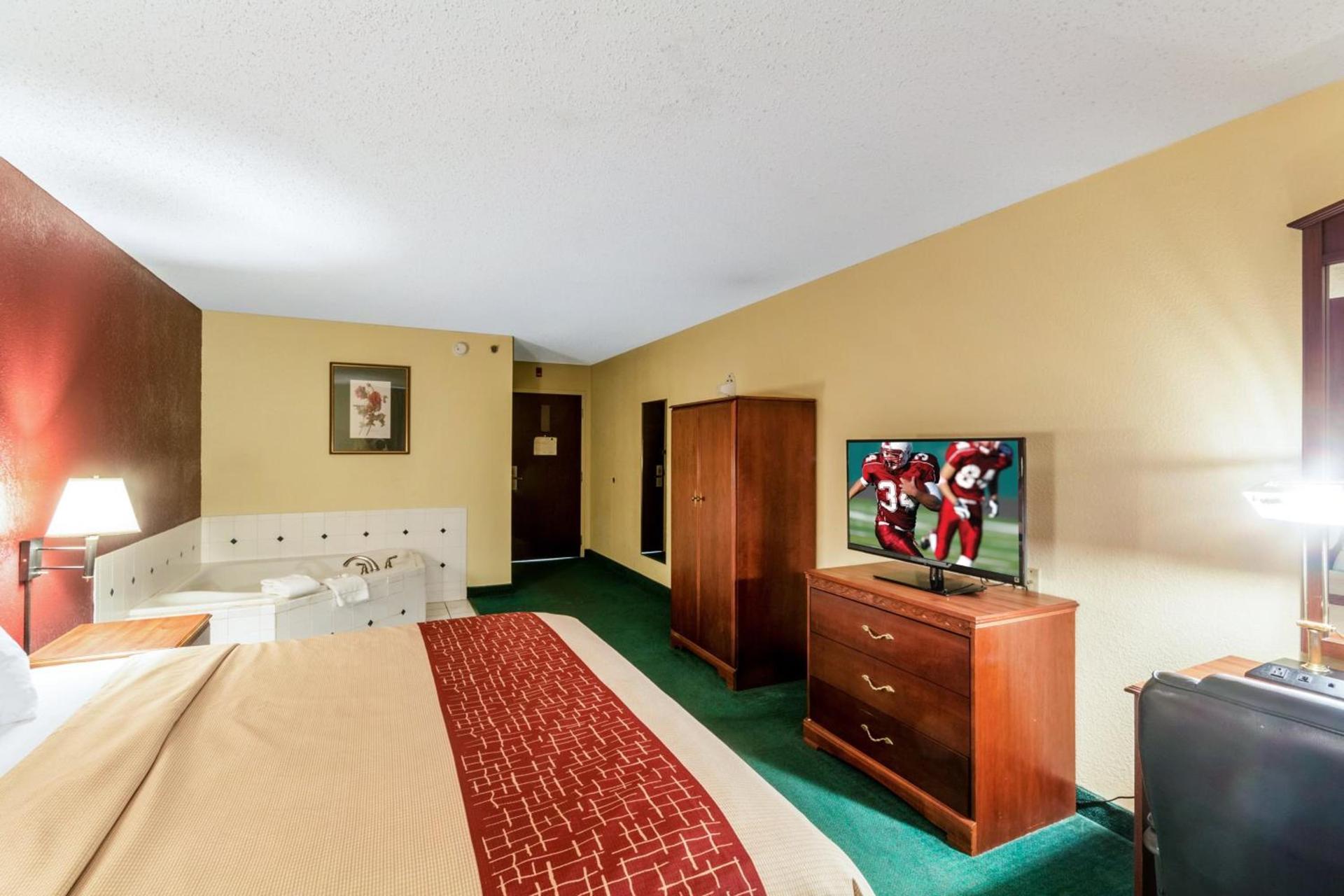 Red Roof Inn Morehead photo 22