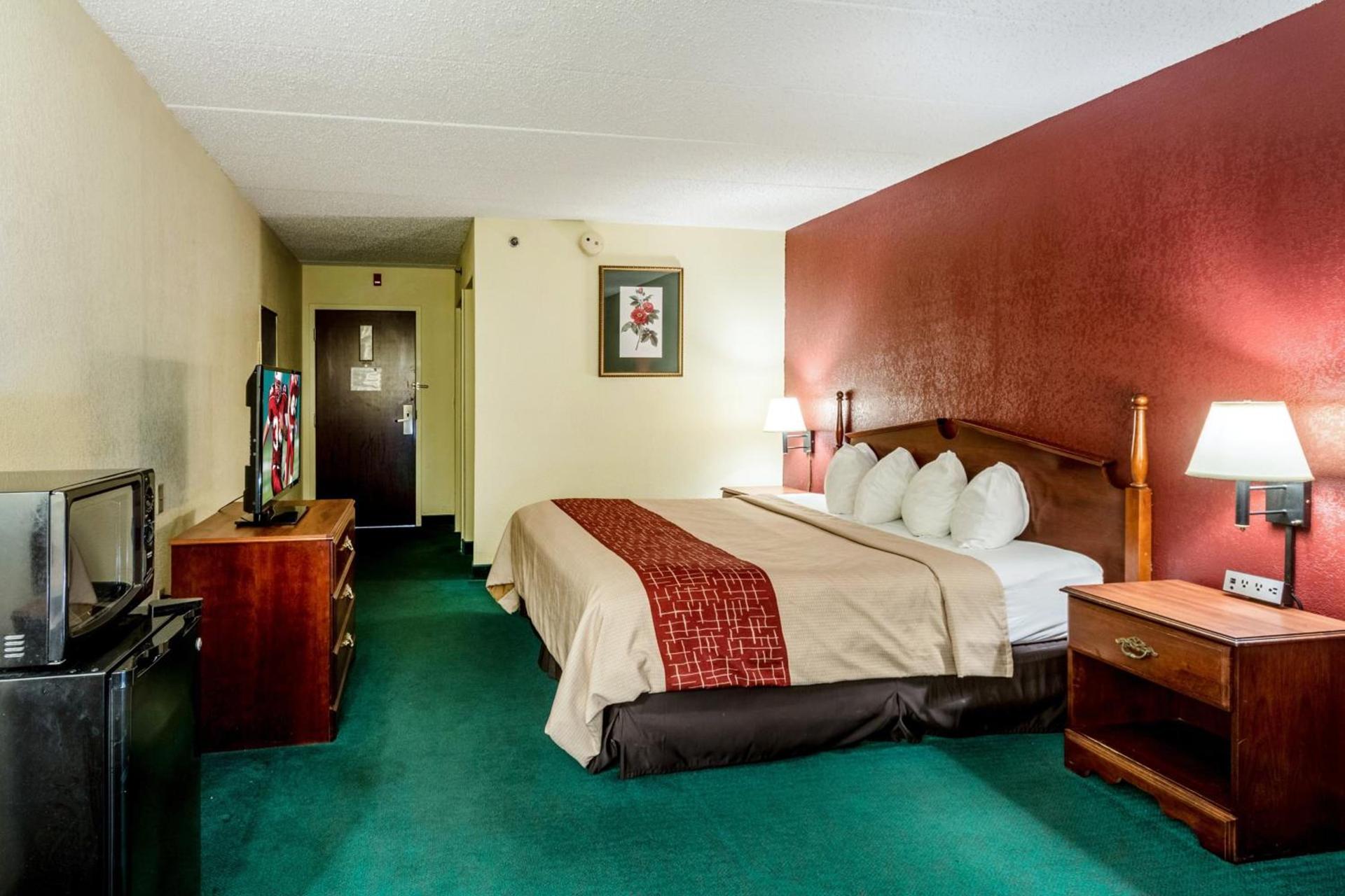 Red Roof Inn Morehead photo 13