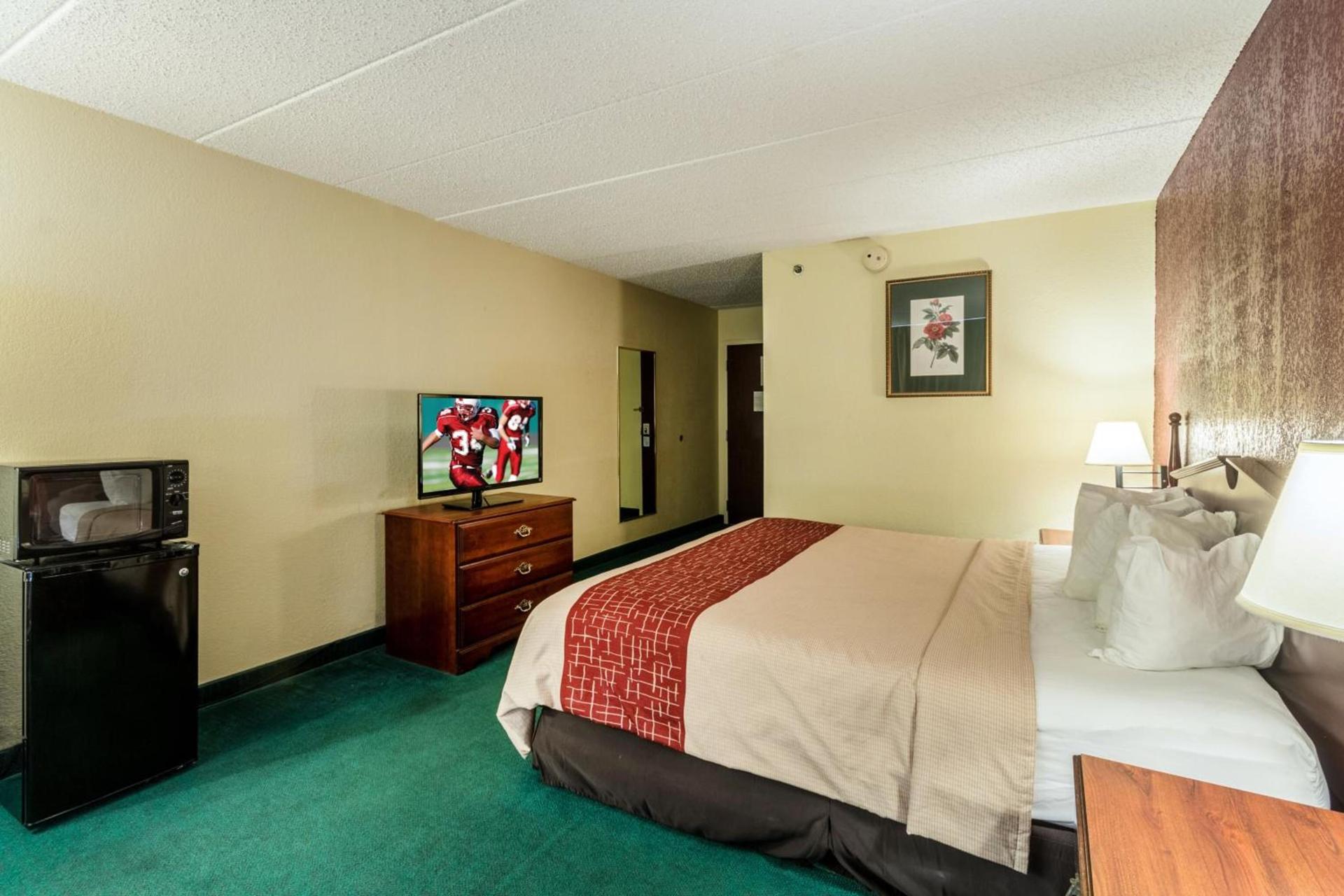 Red Roof Inn Morehead photo 14