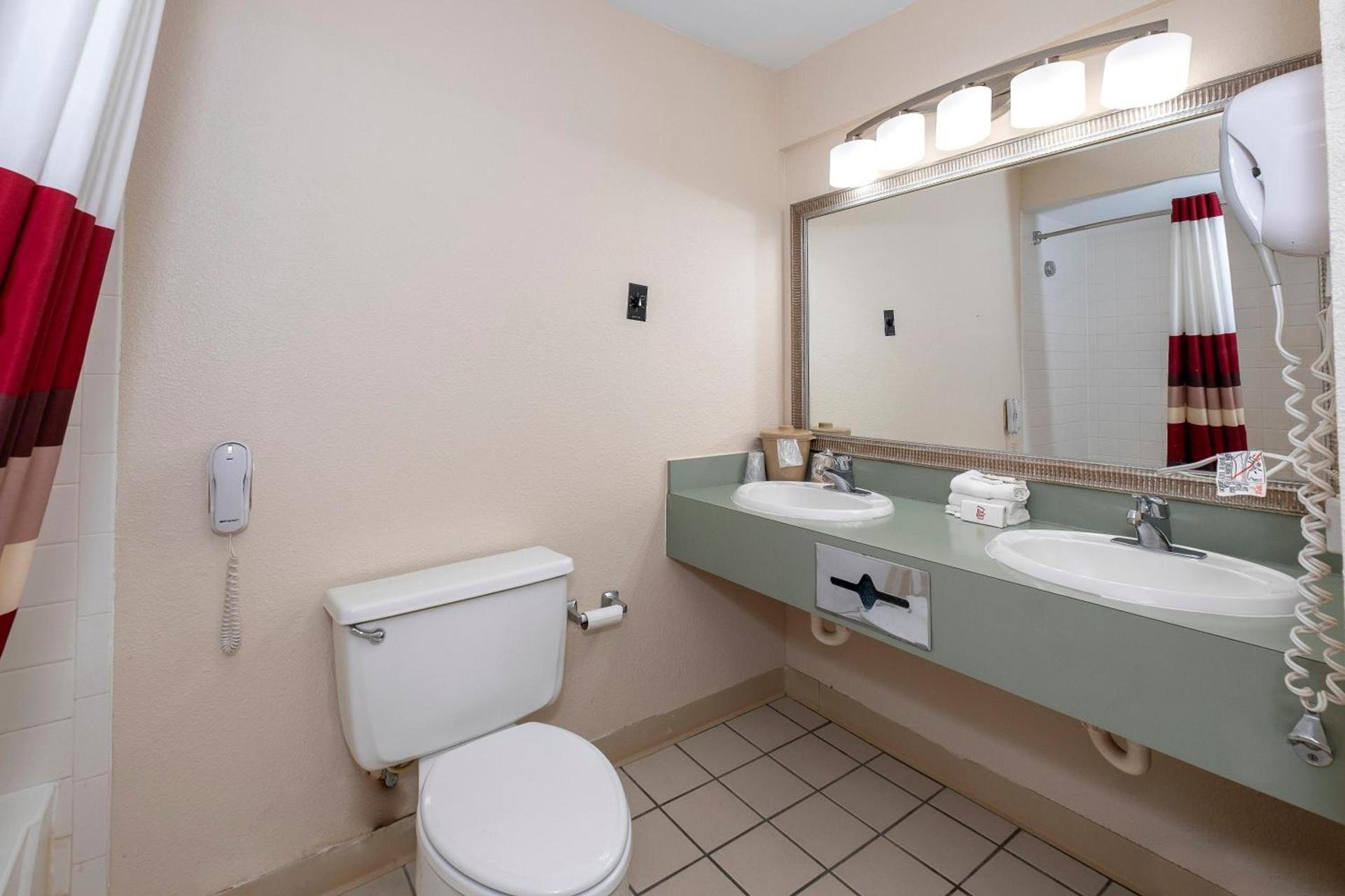Red Roof Inn & Suites Hazleton photo 48