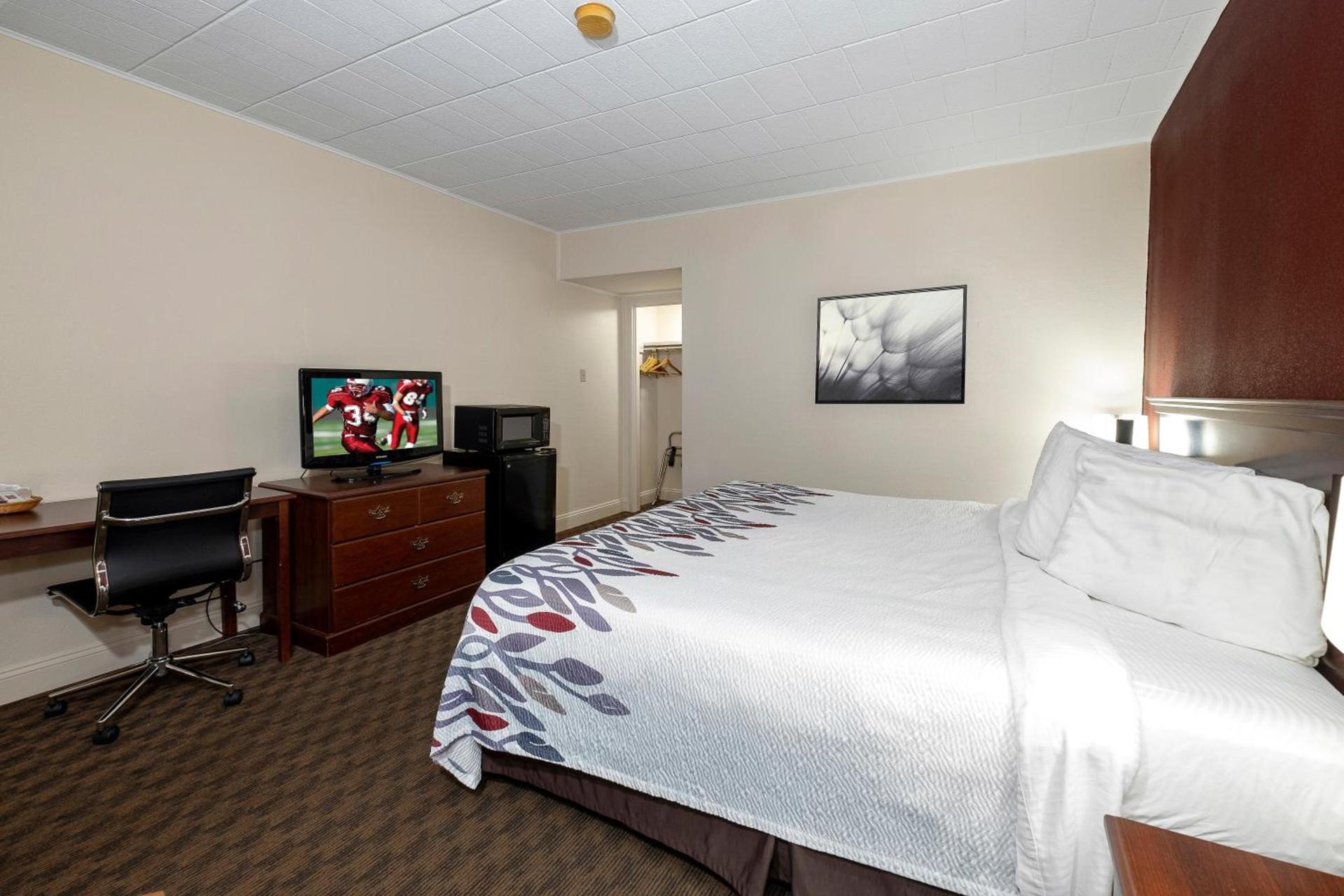 Red Roof Inn & Suites Hazleton photo 23