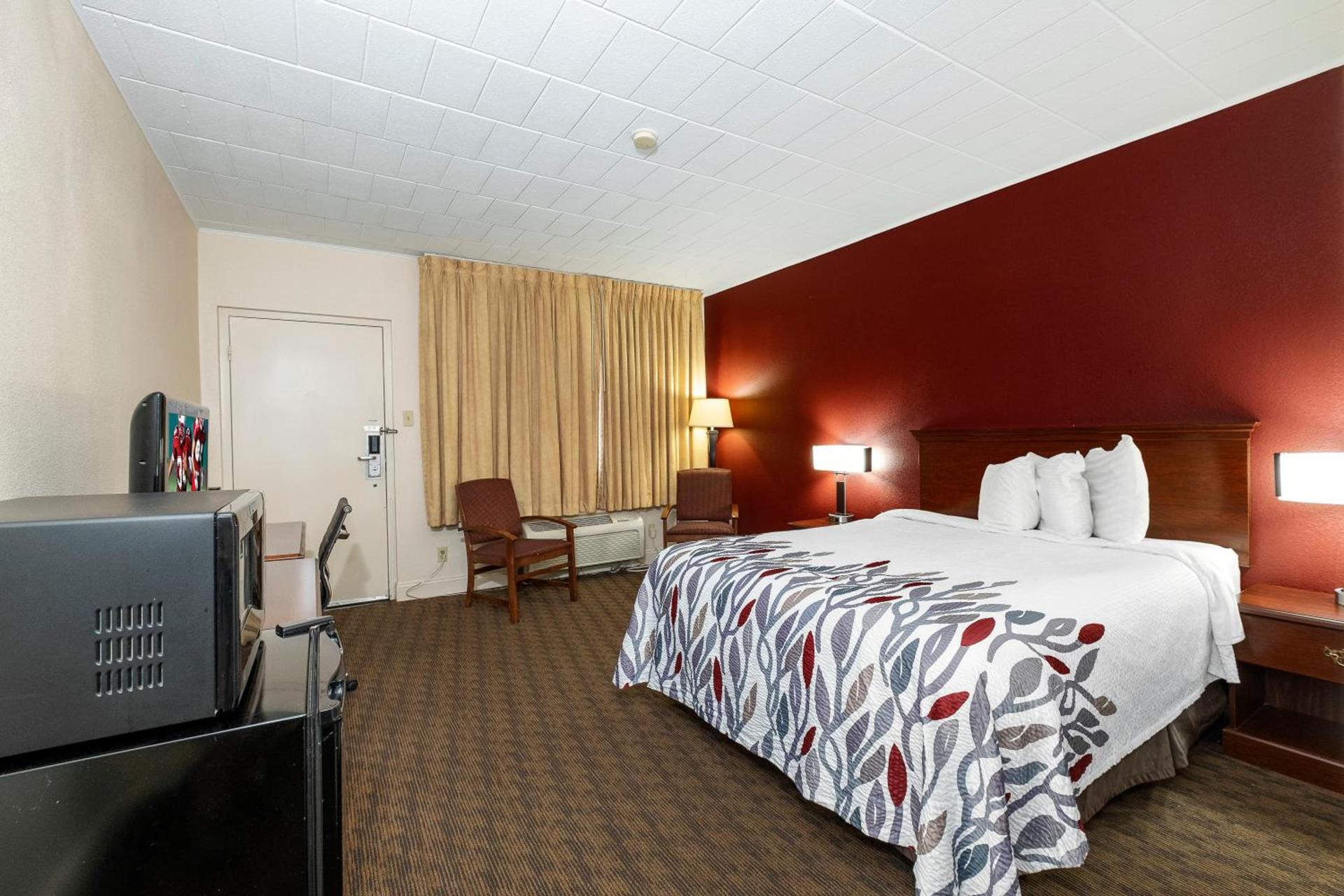 Red Roof Inn & Suites Hazleton photo 21