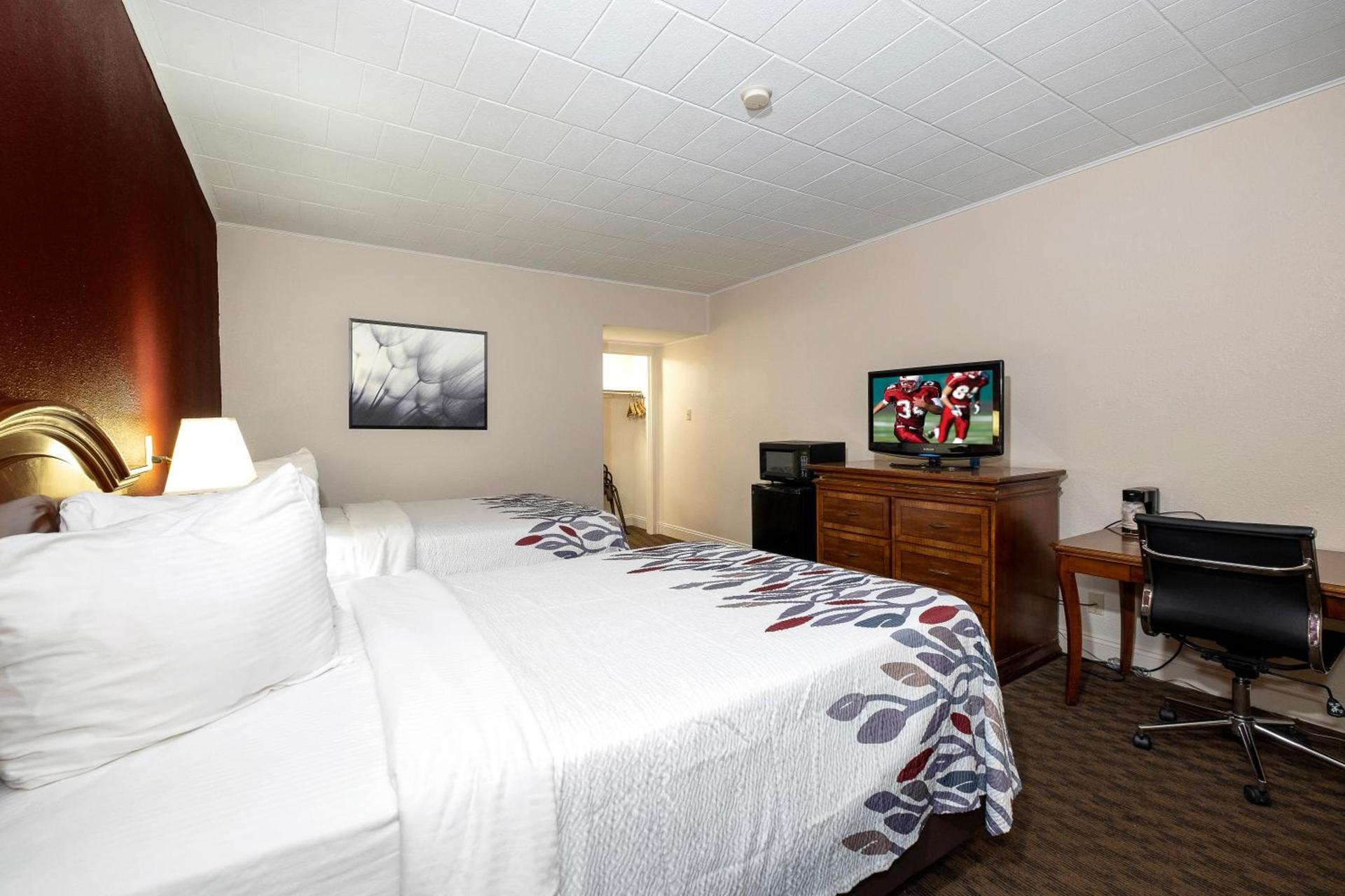 Red Roof Inn & Suites Hazleton photo 16