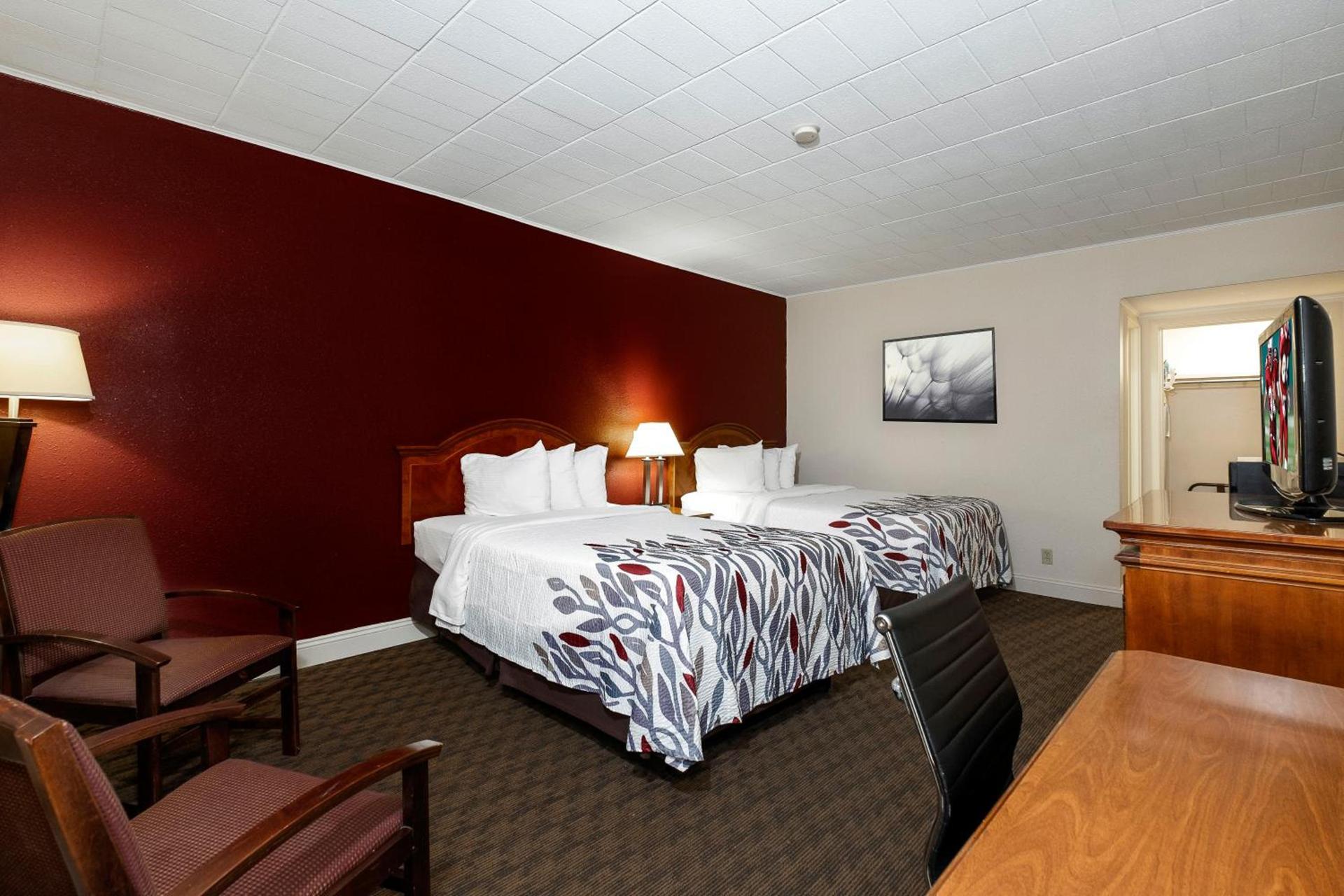 Red Roof Inn & Suites Hazleton photo 15