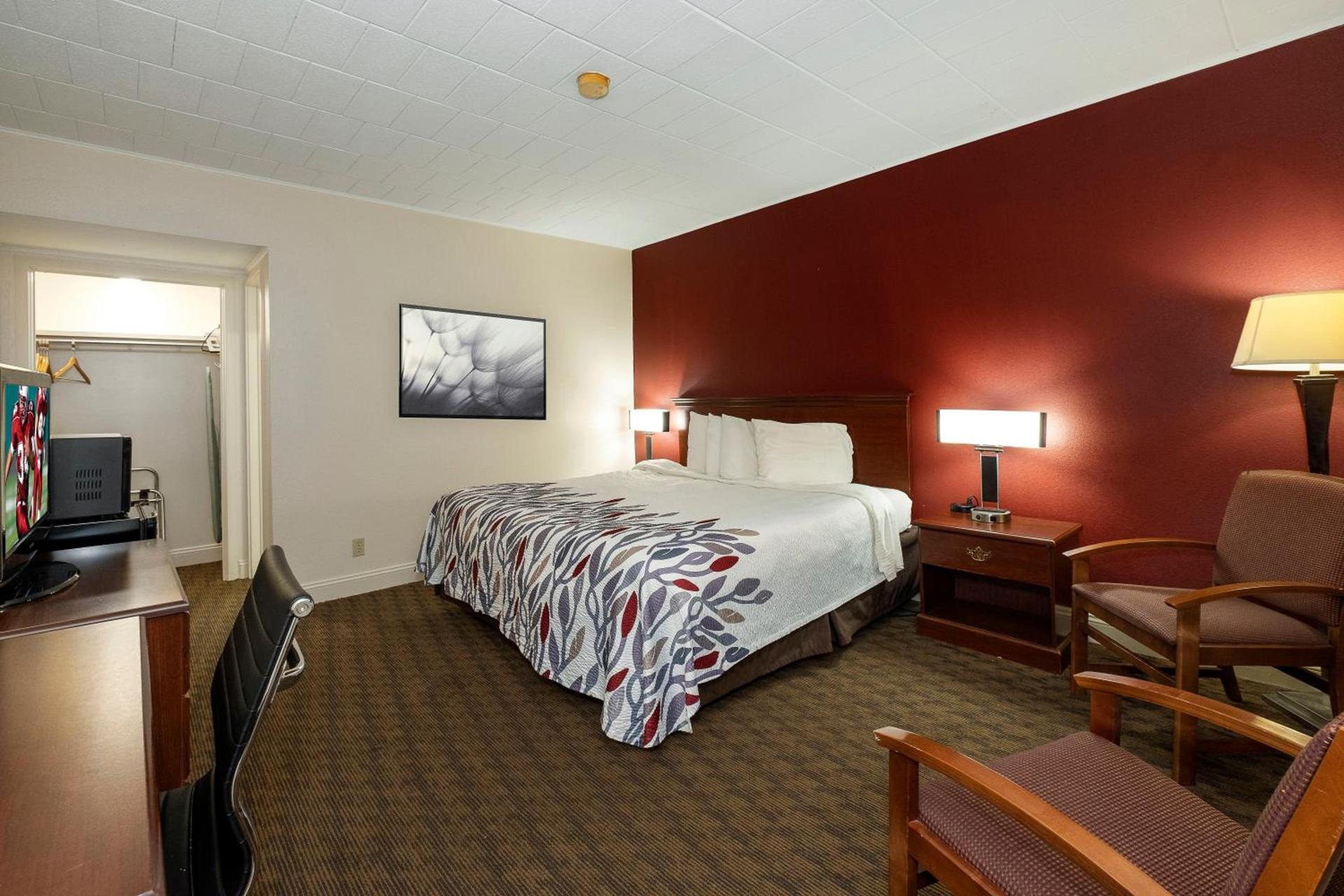 Red Roof Inn & Suites Hazleton photo 19