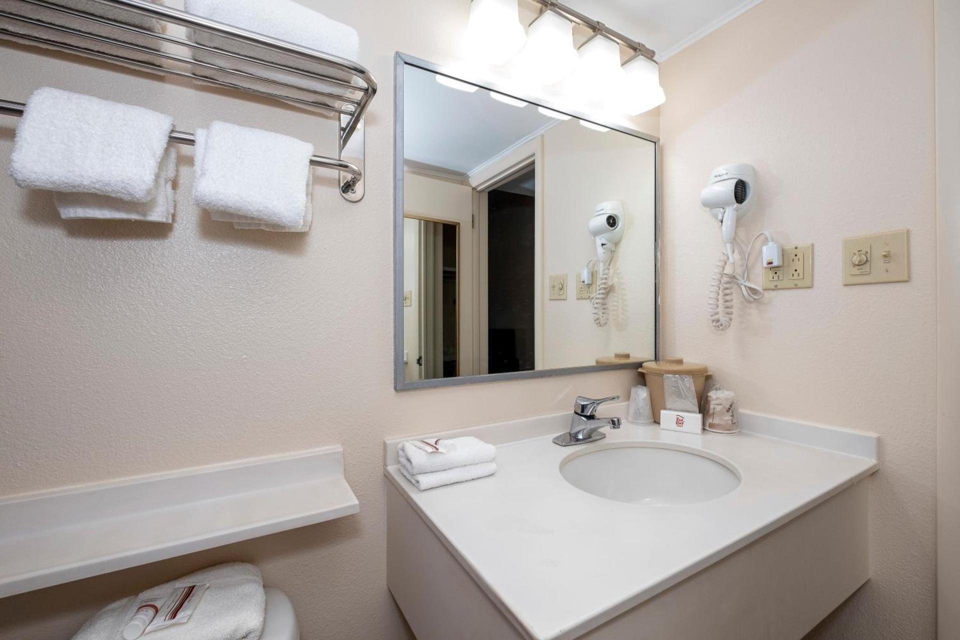 Red Roof Inn & Suites Hazleton photo 50