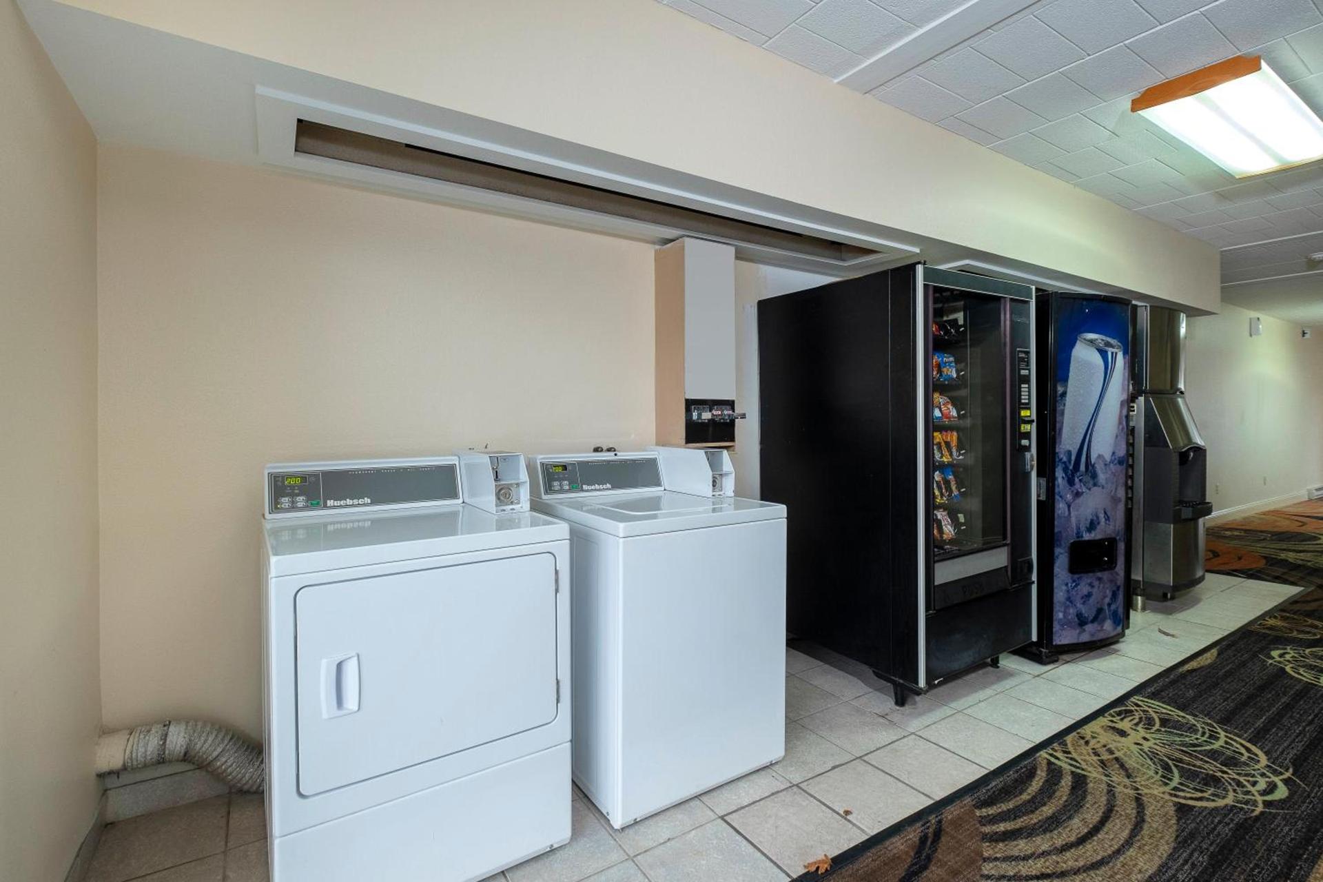Red Roof Inn & Suites Hazleton photo 8