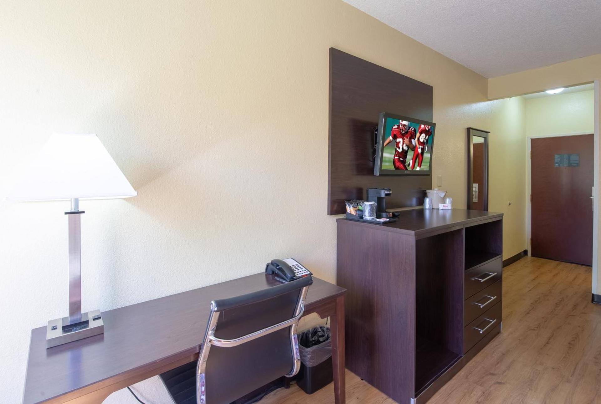 Red Roof Inn & Suites Indianapolis Airport photo 32