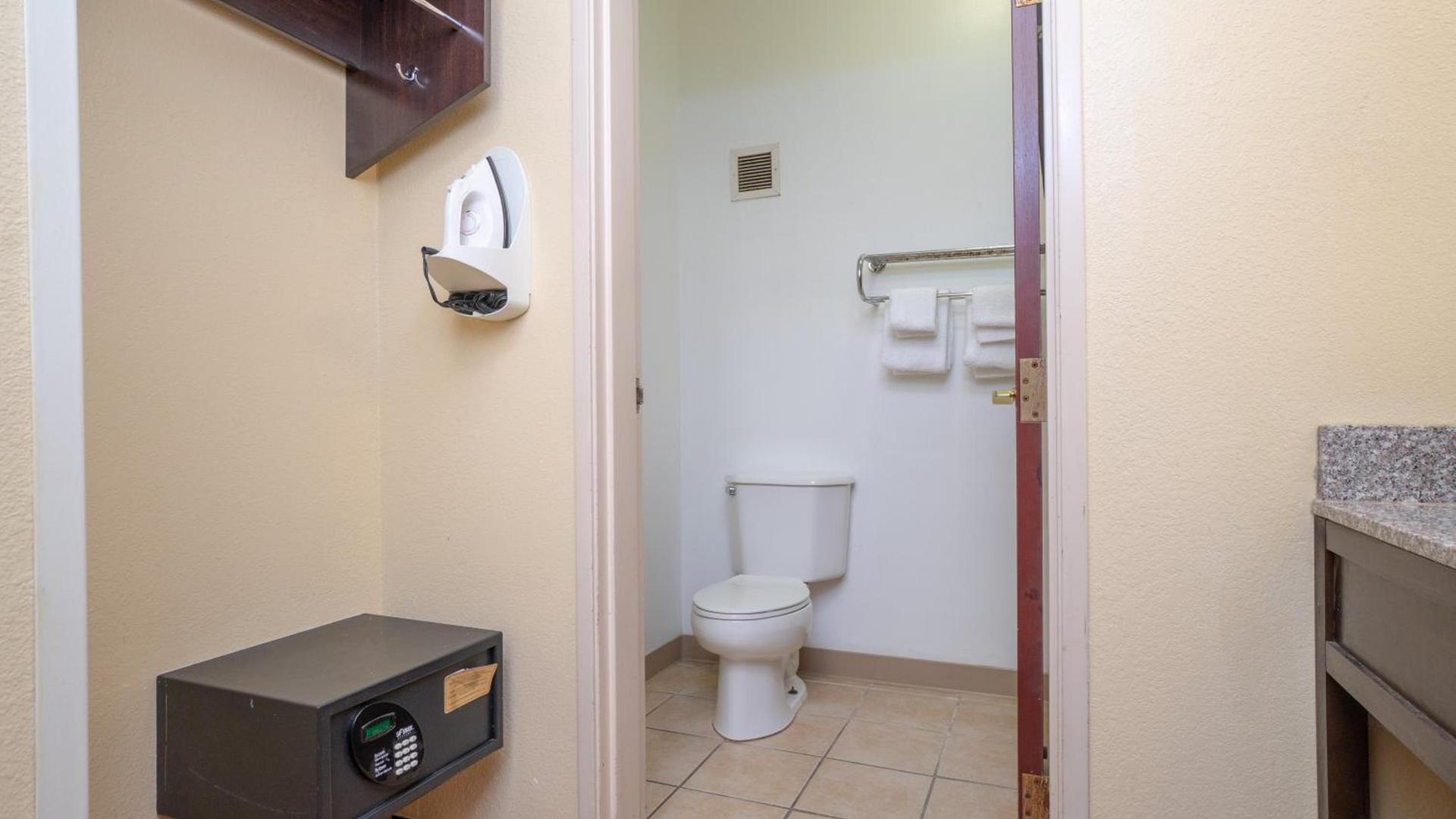 Red Roof Inn & Suites Indianapolis Airport photo 37