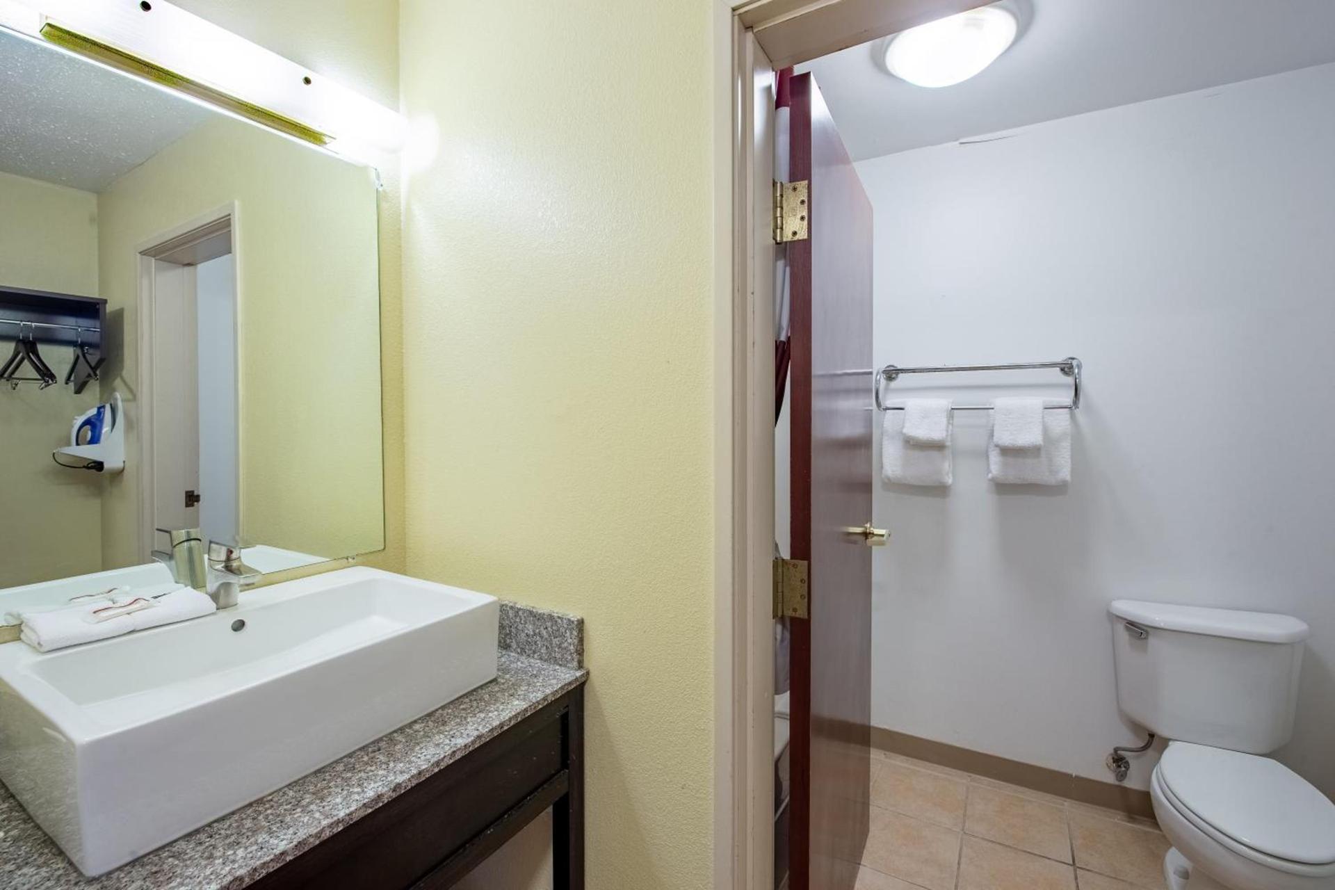 Red Roof Inn & Suites Indianapolis Airport photo 39