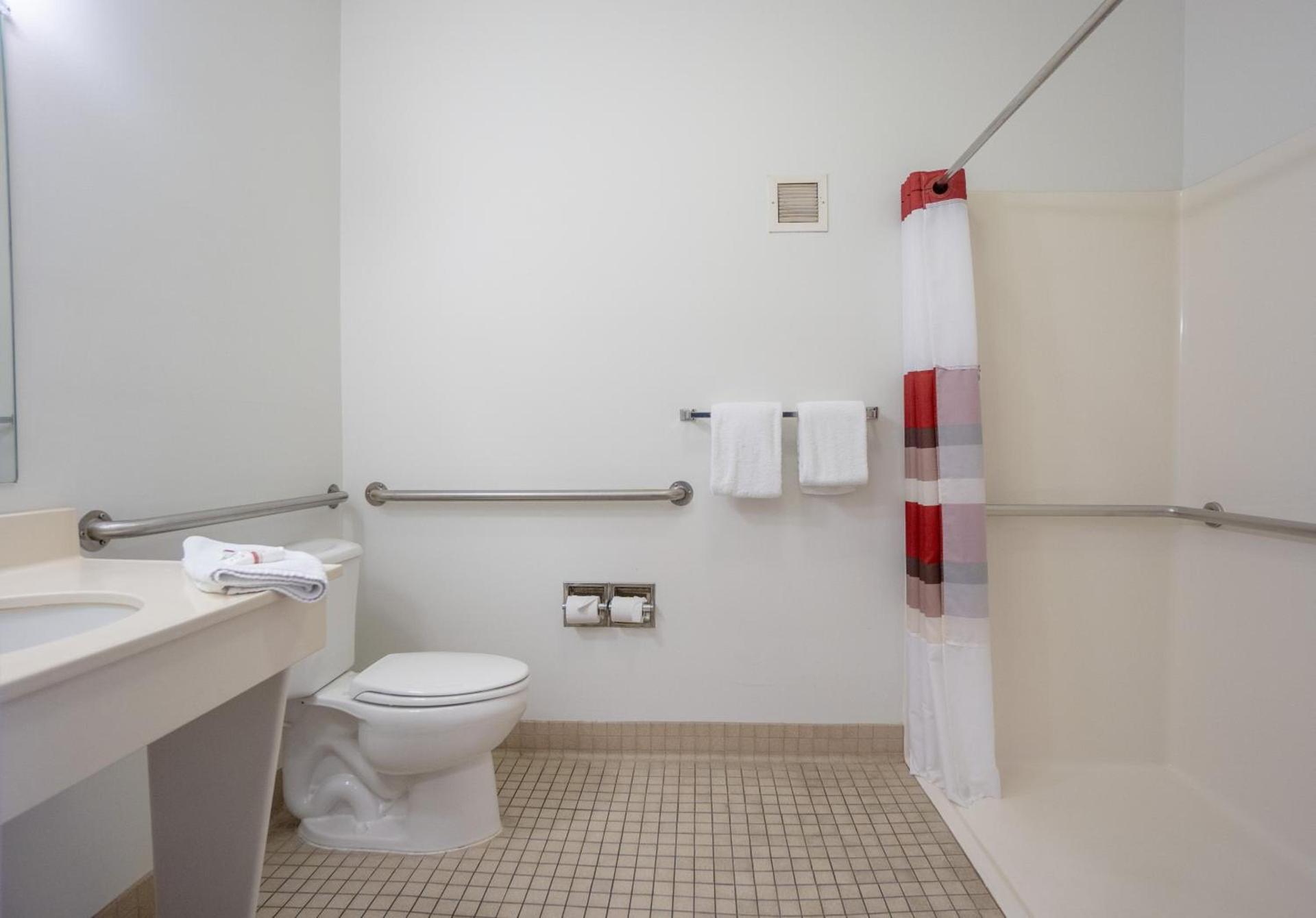 Red Roof Inn & Suites Indianapolis Airport photo 40