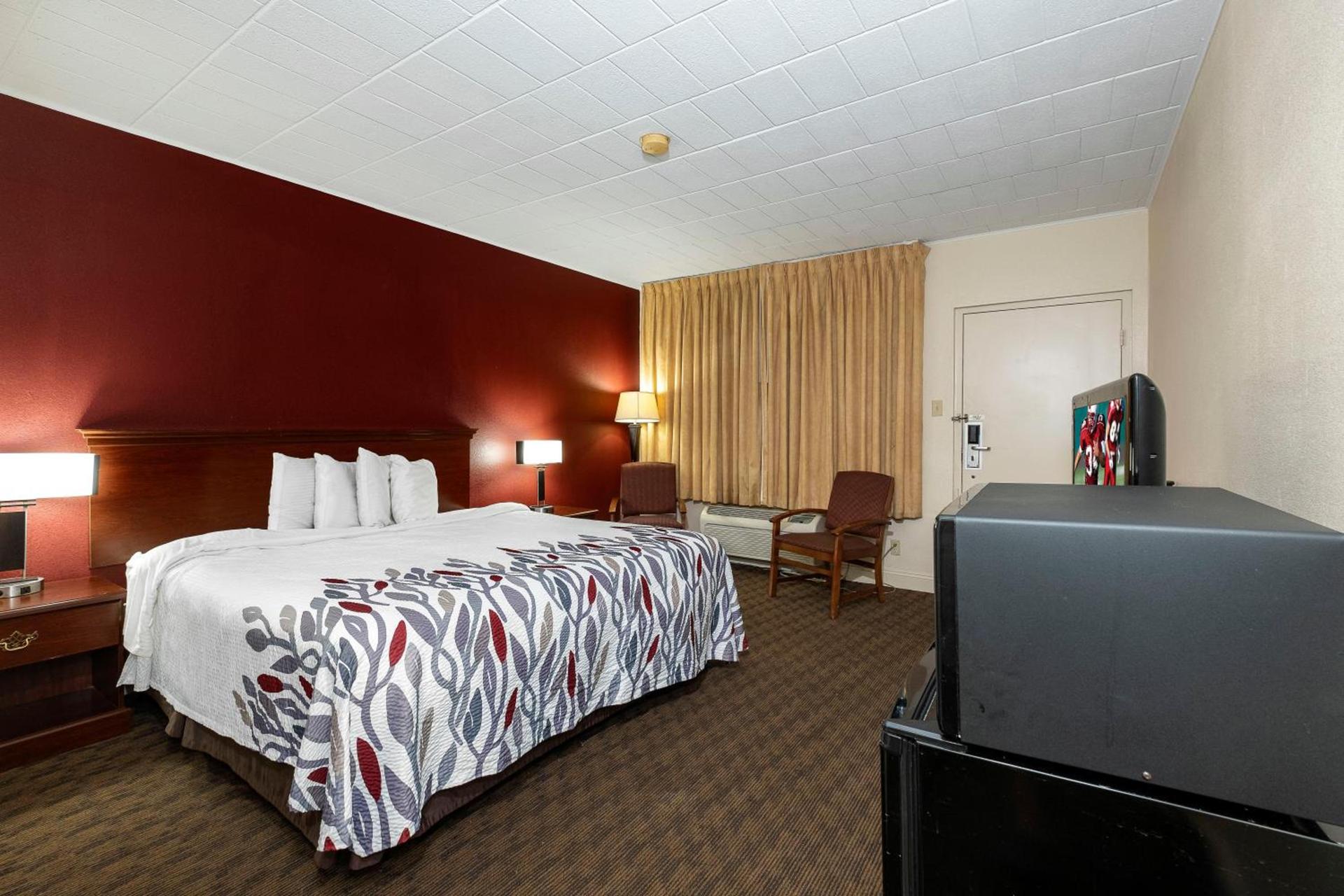 Red Roof Inn & Suites Hazleton photo 17